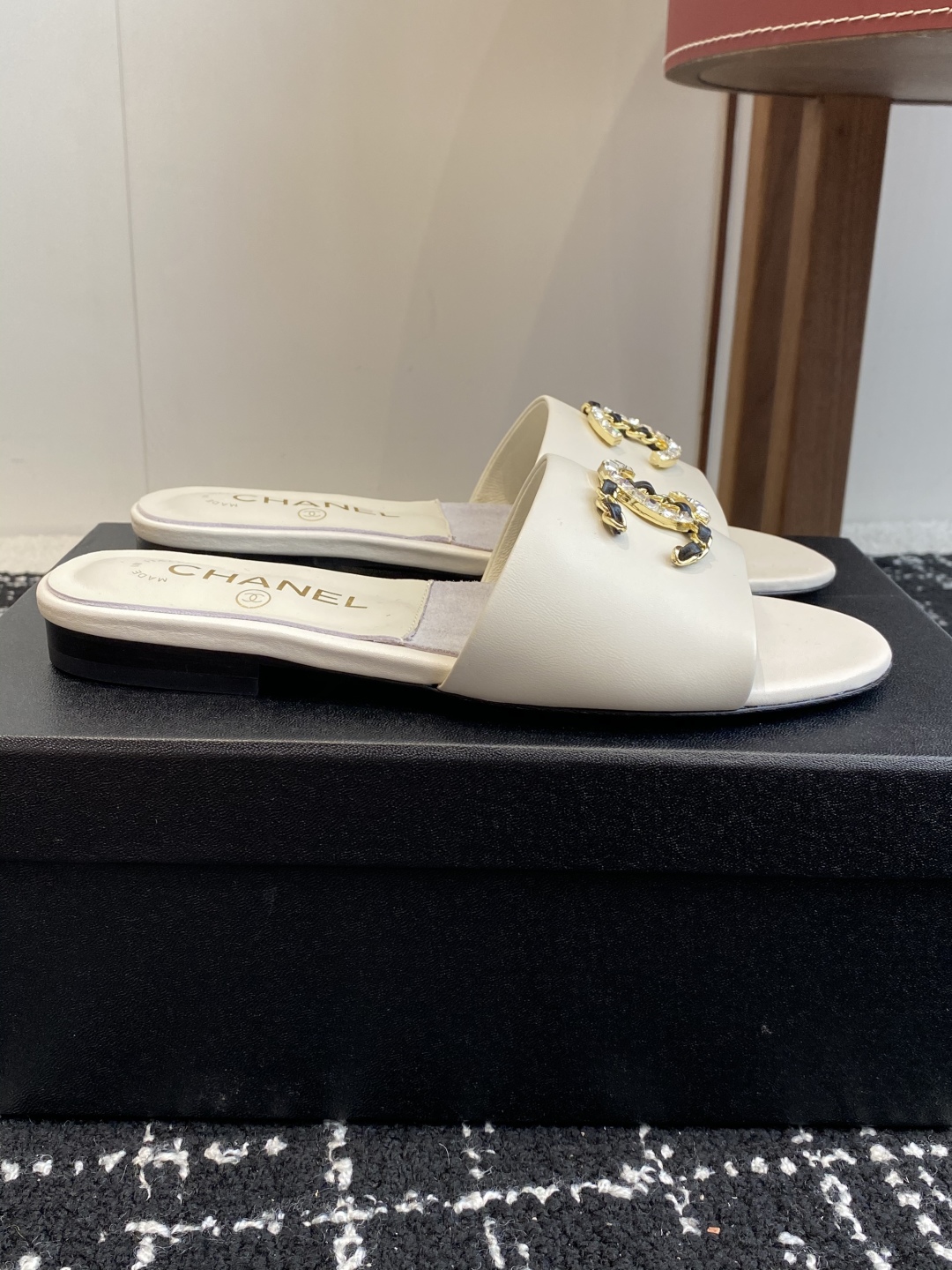 代购级
Chanel 小香 25ss 春夏新品度假 羊皮 懒人拖 

小香的一款全新设计 鞋面搭配双C五