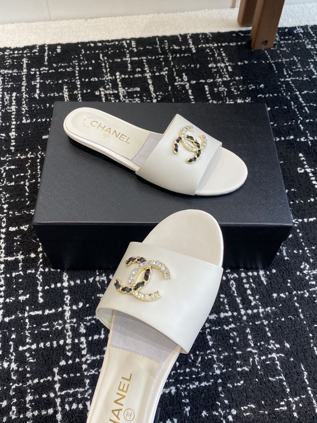 代购级
Chanel 小香 25ss 春夏新品度假 羊皮 懒人拖 

小香的一款全新设计 鞋面搭配双C五