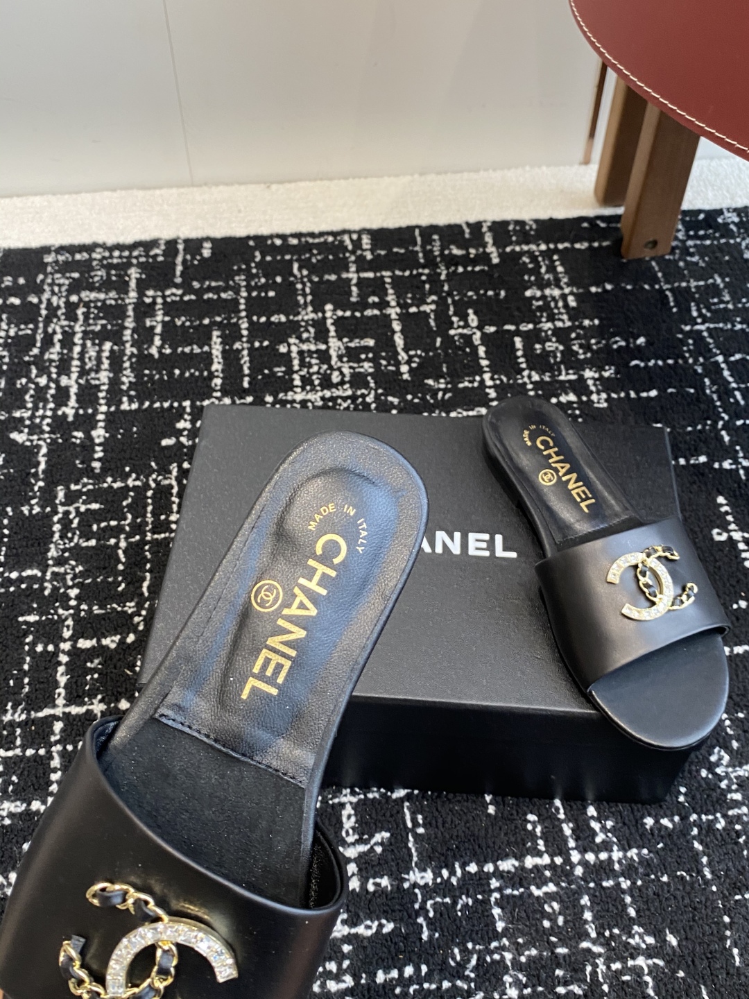 代购级
Chanel 小香 25ss 春夏新品度假 羊皮 懒人拖 

小香的一款全新设计 鞋面搭配双C五