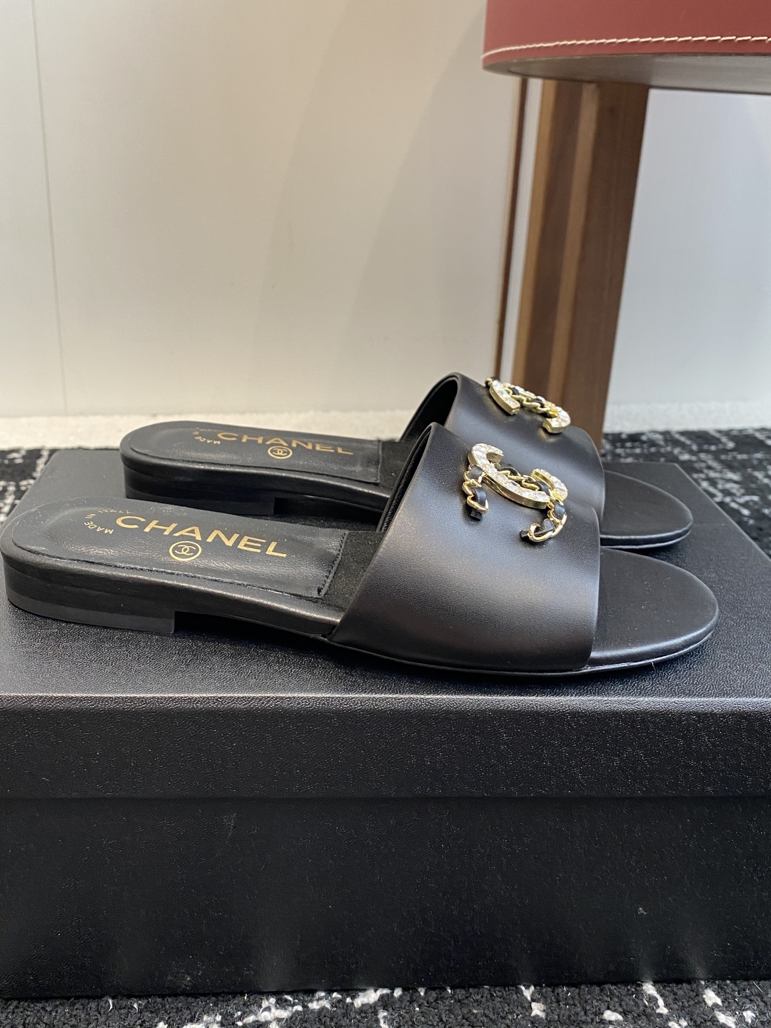 代购级
Chanel 小香 25ss 春夏新品度假 羊皮 懒人拖 

小香的一款全新设计 鞋面搭配双C五