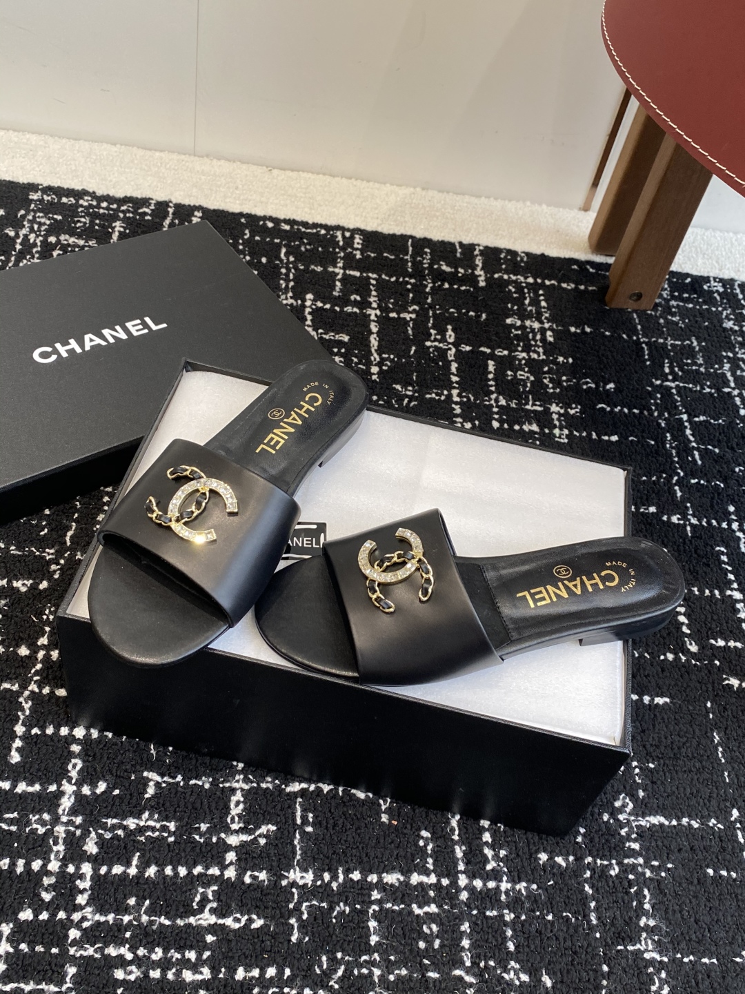 代购级
Chanel 小香 25ss 春夏新品度假 羊皮 懒人拖 

小香的一款全新设计 鞋面搭配双C五