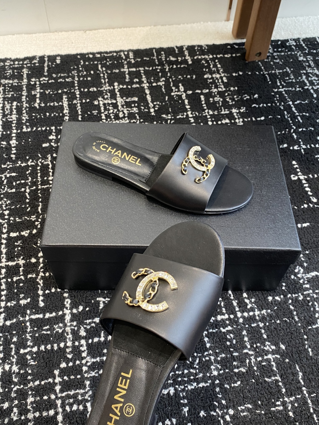 代购级
Chanel 小香 25ss 春夏新品度假 羊皮 懒人拖 

小香的一款全新设计 鞋面搭配双C五