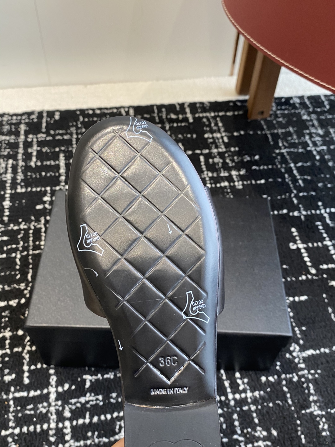 代购级
Chanel 小香 25ss 春夏新品度假 羊皮 懒人拖 

小香的一款全新设计 鞋面搭配双C五