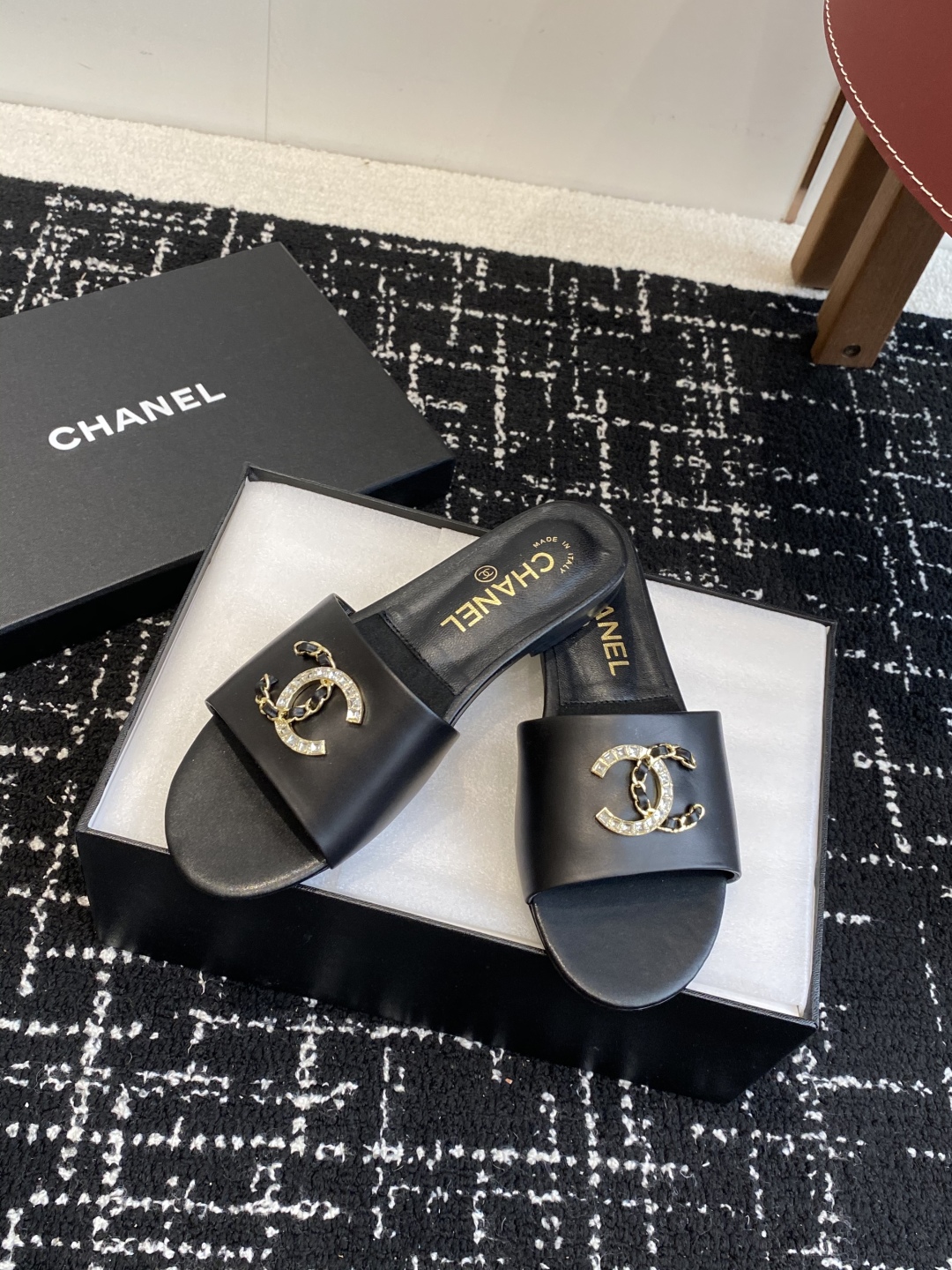 代购级
Chanel 小香 25ss 春夏新品度假 羊皮 懒人拖 

小香的一款全新设计 鞋面搭配双C五