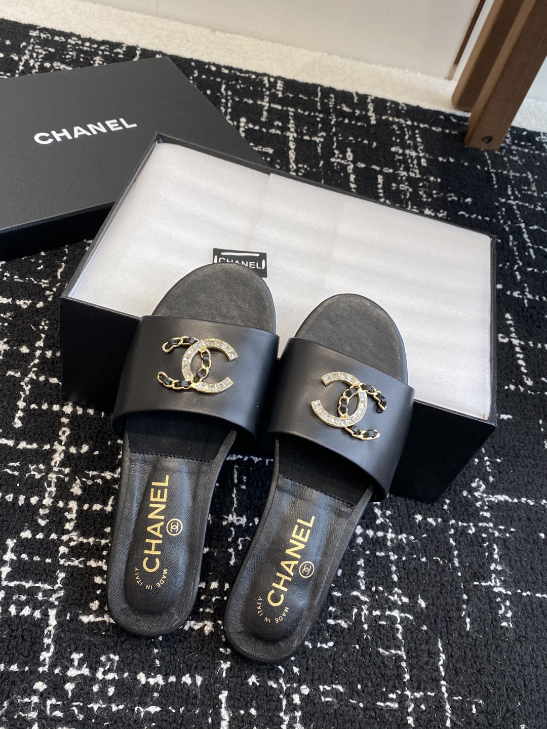 代购级
Chanel 小香 25ss 春夏新品度假 羊皮 懒人拖 

小香的一款全新设计 鞋面搭配双C五