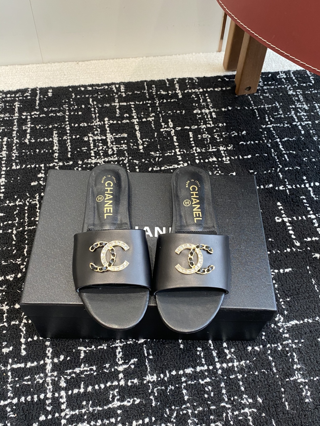 代购级
Chanel 小香 25ss 春夏新品度假 羊皮 懒人拖 

小香的一款全新设计 鞋面搭配双C五