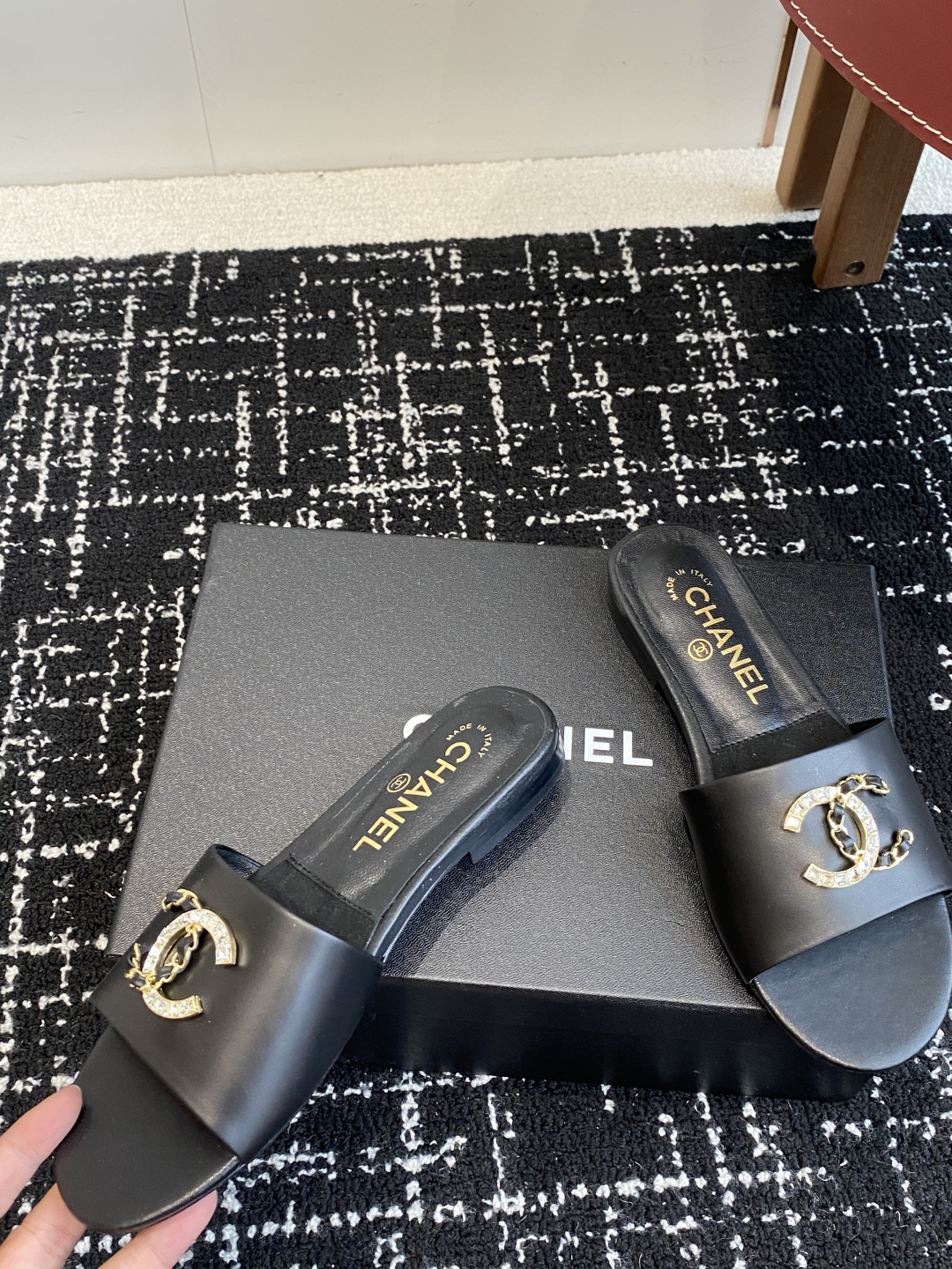 代购级
Chanel 小香 25ss 春夏新品度假 羊皮 懒人拖 

小香的一款全新设计 鞋面搭配双C五