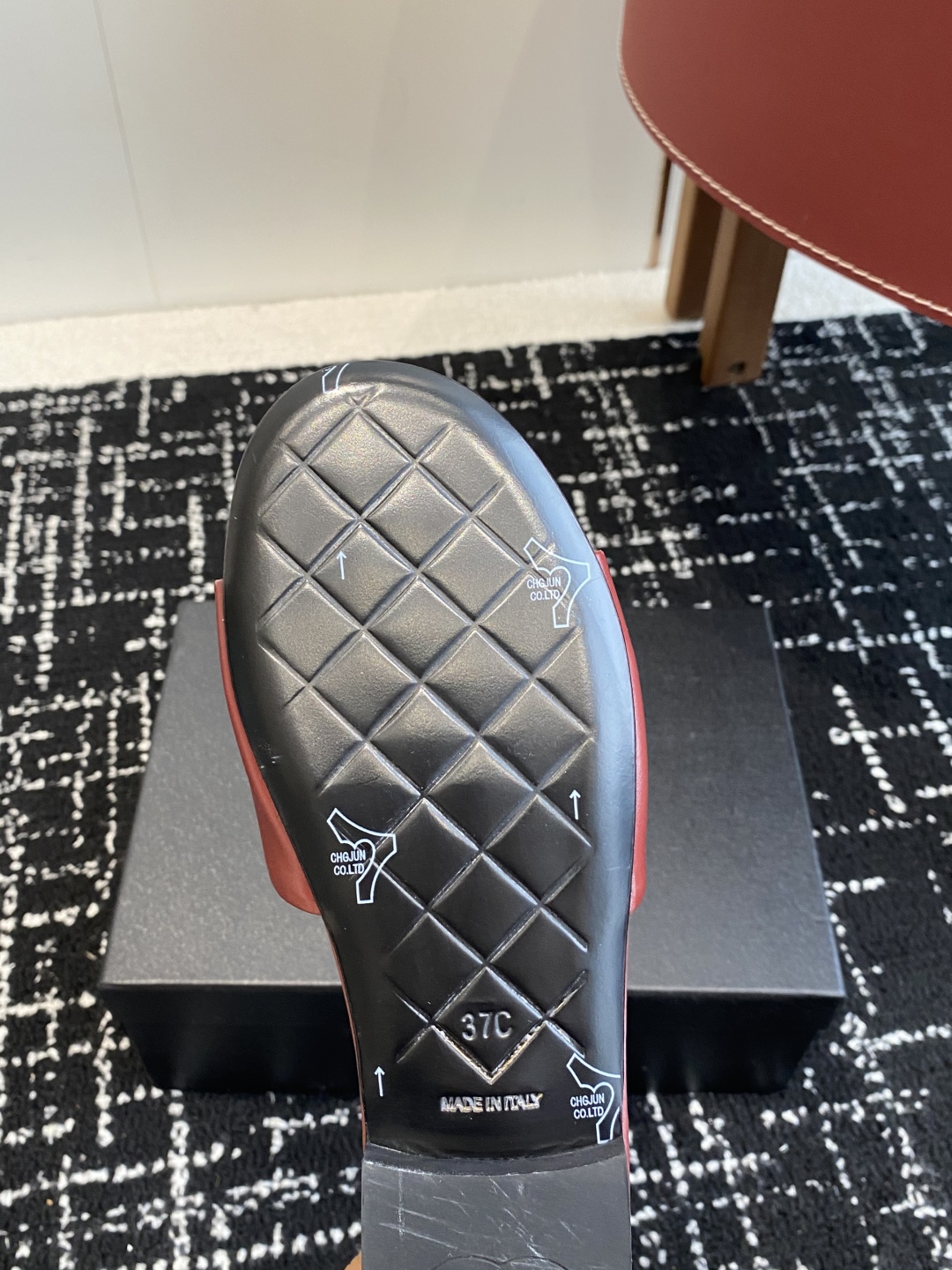 代购级
Chanel 小香 25ss 春夏新品度假 羊皮 懒人拖 

小香的一款全新设计 鞋面搭配双C五