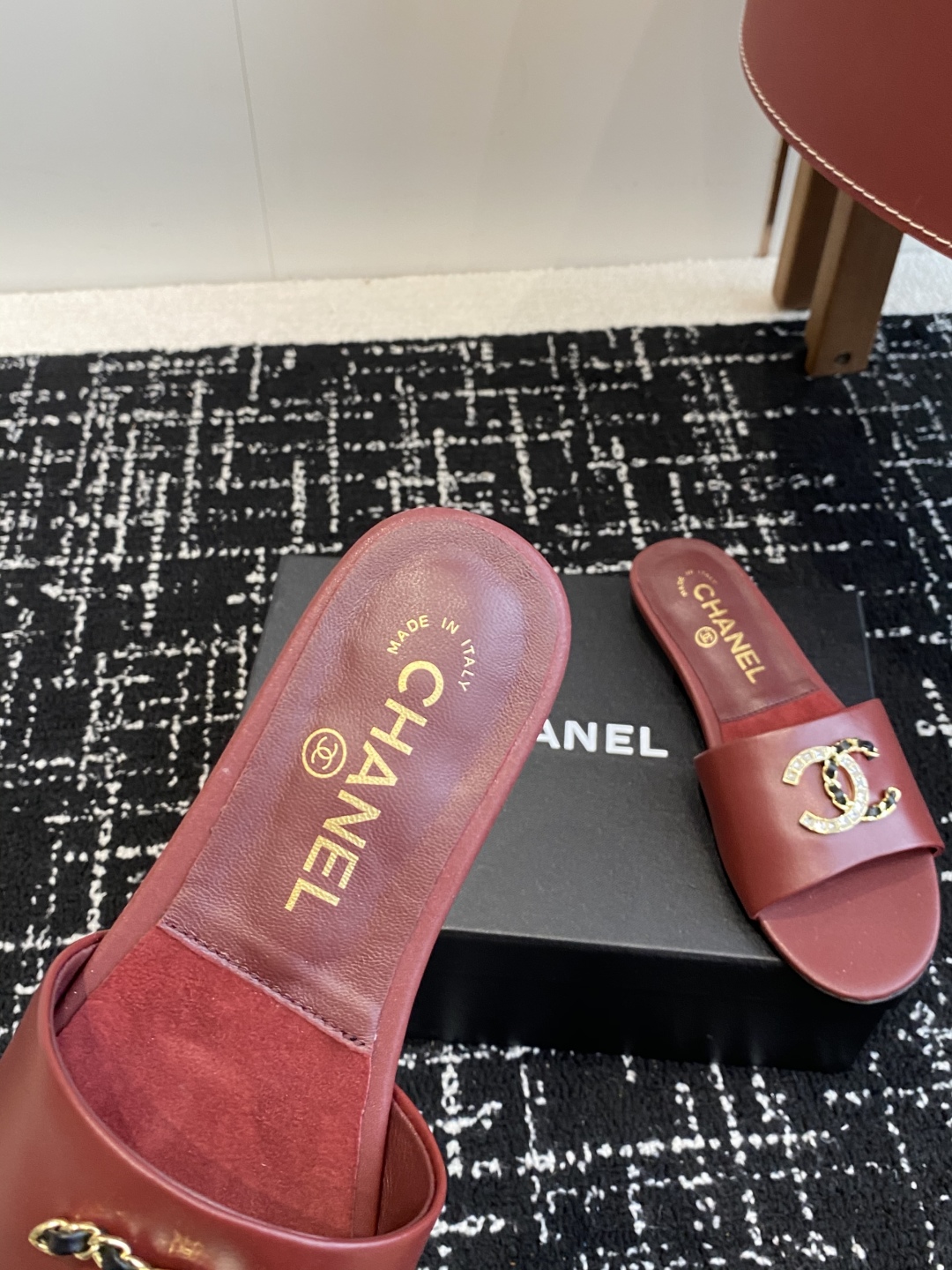 代购级
Chanel 小香 25ss 春夏新品度假 羊皮 懒人拖 

小香的一款全新设计 鞋面搭配双C五
