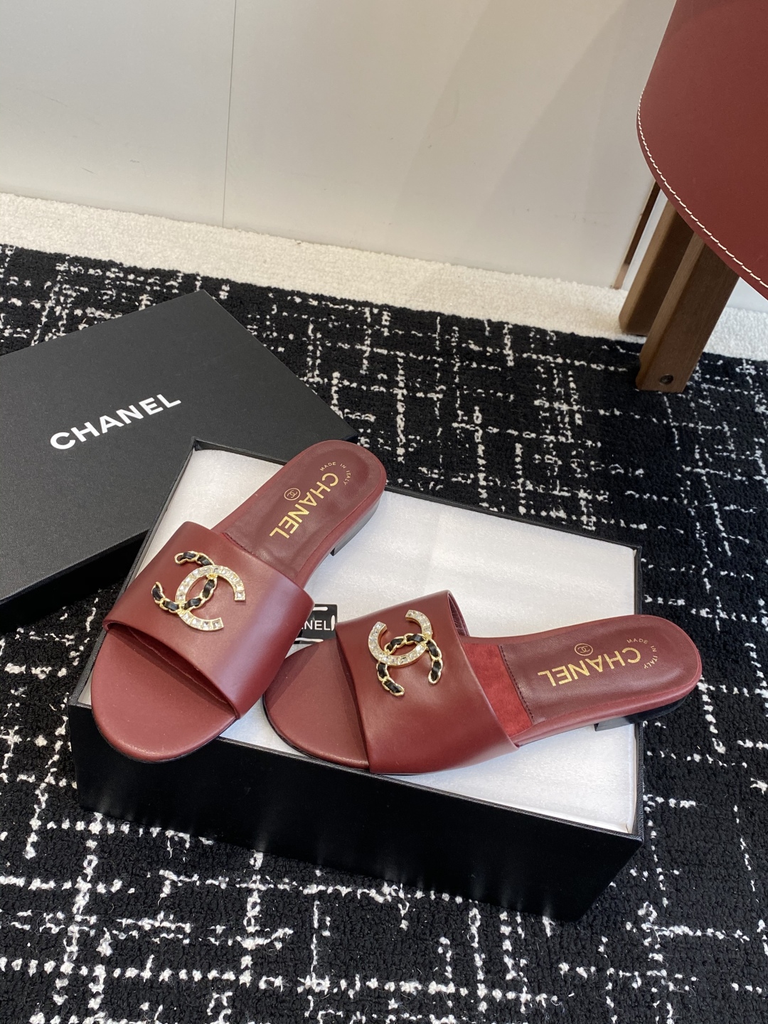 代购级
Chanel 小香 25ss 春夏新品度假 羊皮 懒人拖 

小香的一款全新设计 鞋面搭配双C五