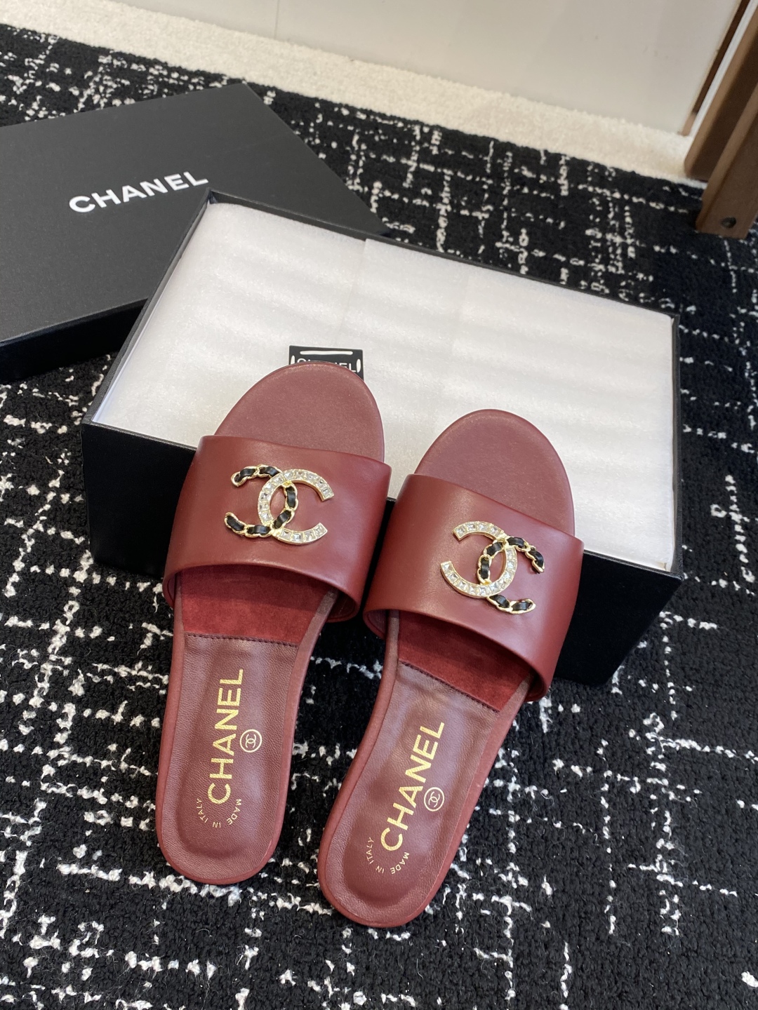 代购级
Chanel 小香 25ss 春夏新品度假 羊皮 懒人拖 

小香的一款全新设计 鞋面搭配双C五
