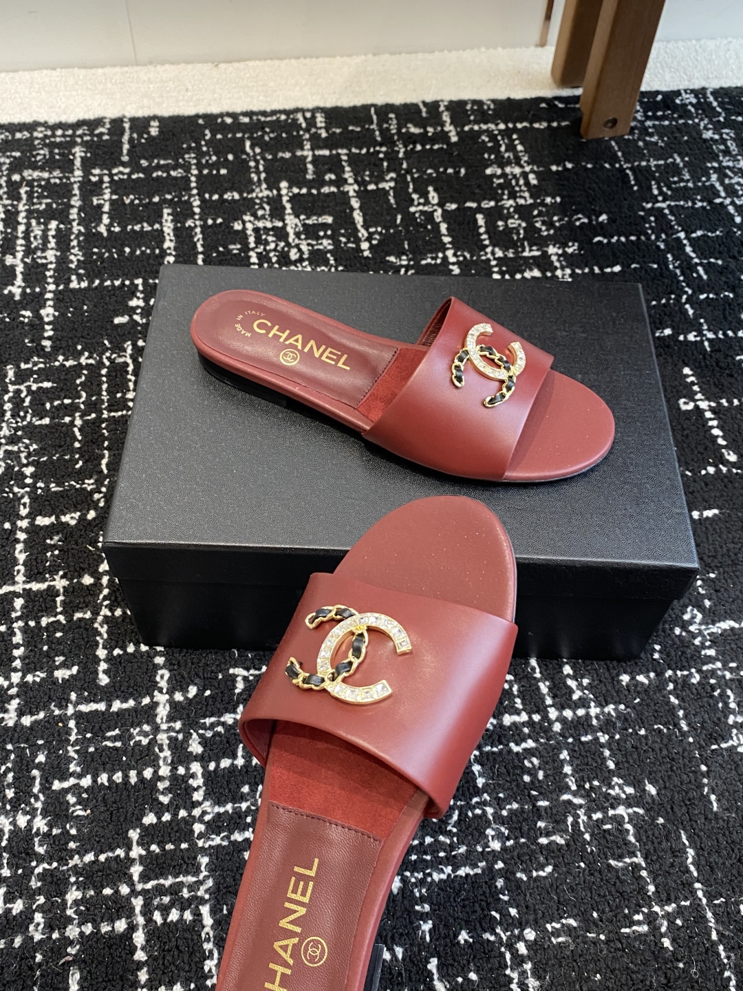 代购级
Chanel 小香 25ss 春夏新品度假 羊皮 懒人拖 

小香的一款全新设计 鞋面搭配双C五