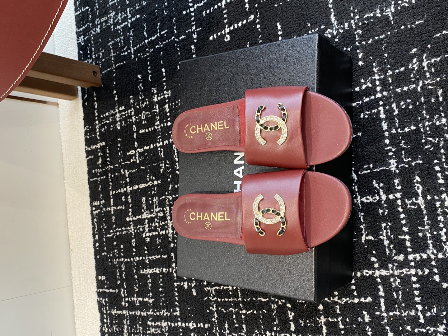 代购级
Chanel 小香 25ss 春夏新品度假 羊皮 懒人拖 

小香的一款全新设计 鞋面搭配双C五