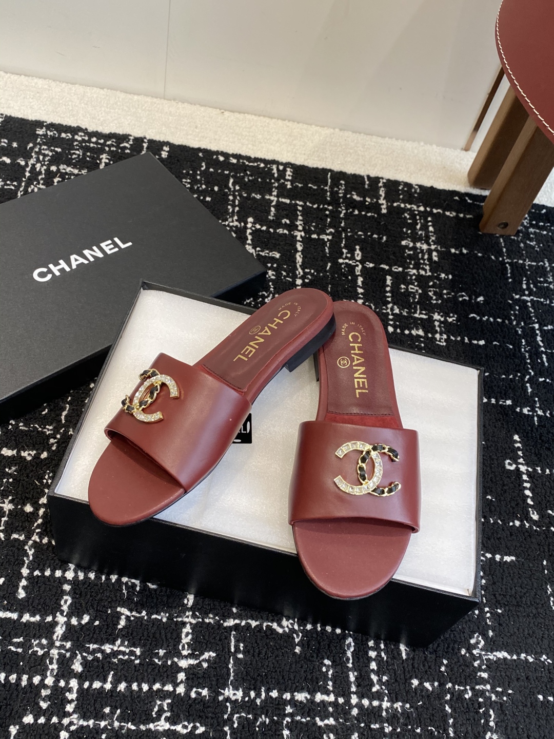 代购级
Chanel 小香 25ss 春夏新品度假 羊皮 懒人拖 

小香的一款全新设计 鞋面搭配双C五