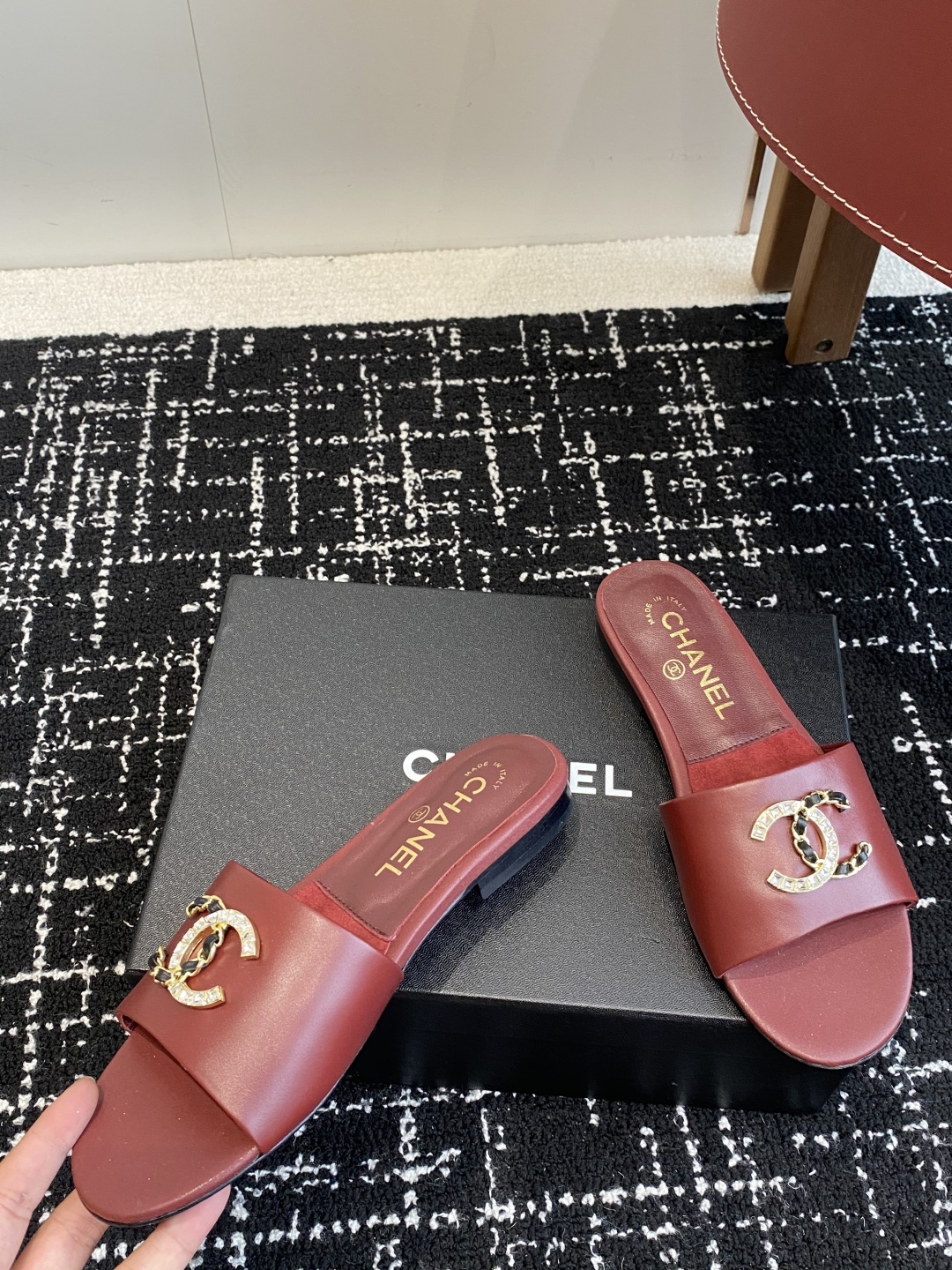 代购级
Chanel 小香 25ss 春夏新品度假 羊皮 懒人拖 

小香的一款全新设计 鞋面搭配双C五
