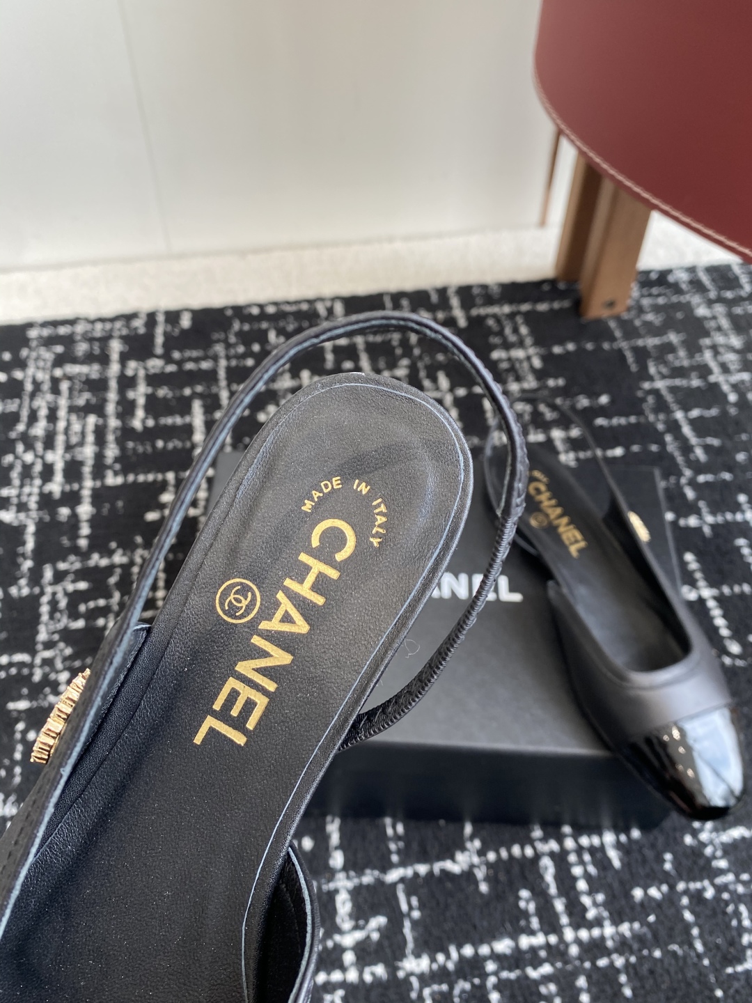 代购级
CHANEL小香 25ss 早春新款 平底 后空 玛丽珍单鞋，复古法式优雅感，高级感十足 

香