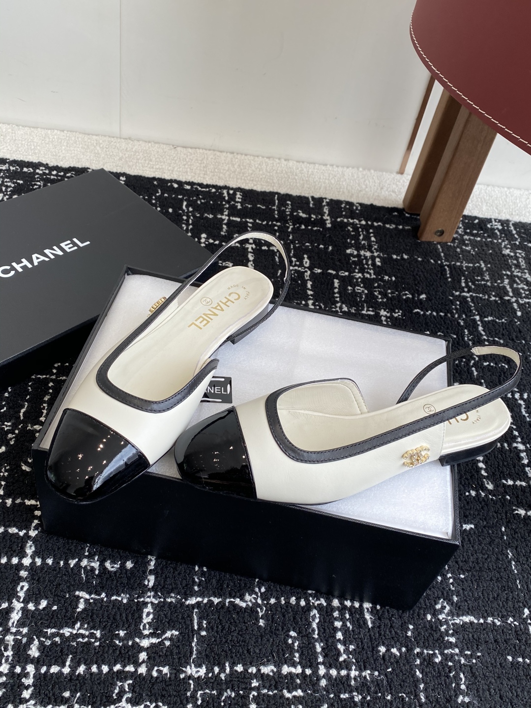 代购级
CHANEL小香 25ss 早春新款 平底 后空 玛丽珍单鞋，复古法式优雅感，高级感十足 

香