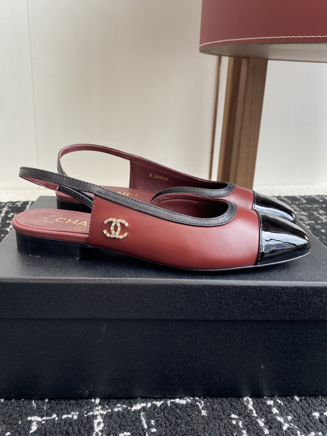 代购级
CHANEL小香 25ss 早春新款 平底 后空 玛丽珍单鞋，复古法式优雅感，高级感十足 

香