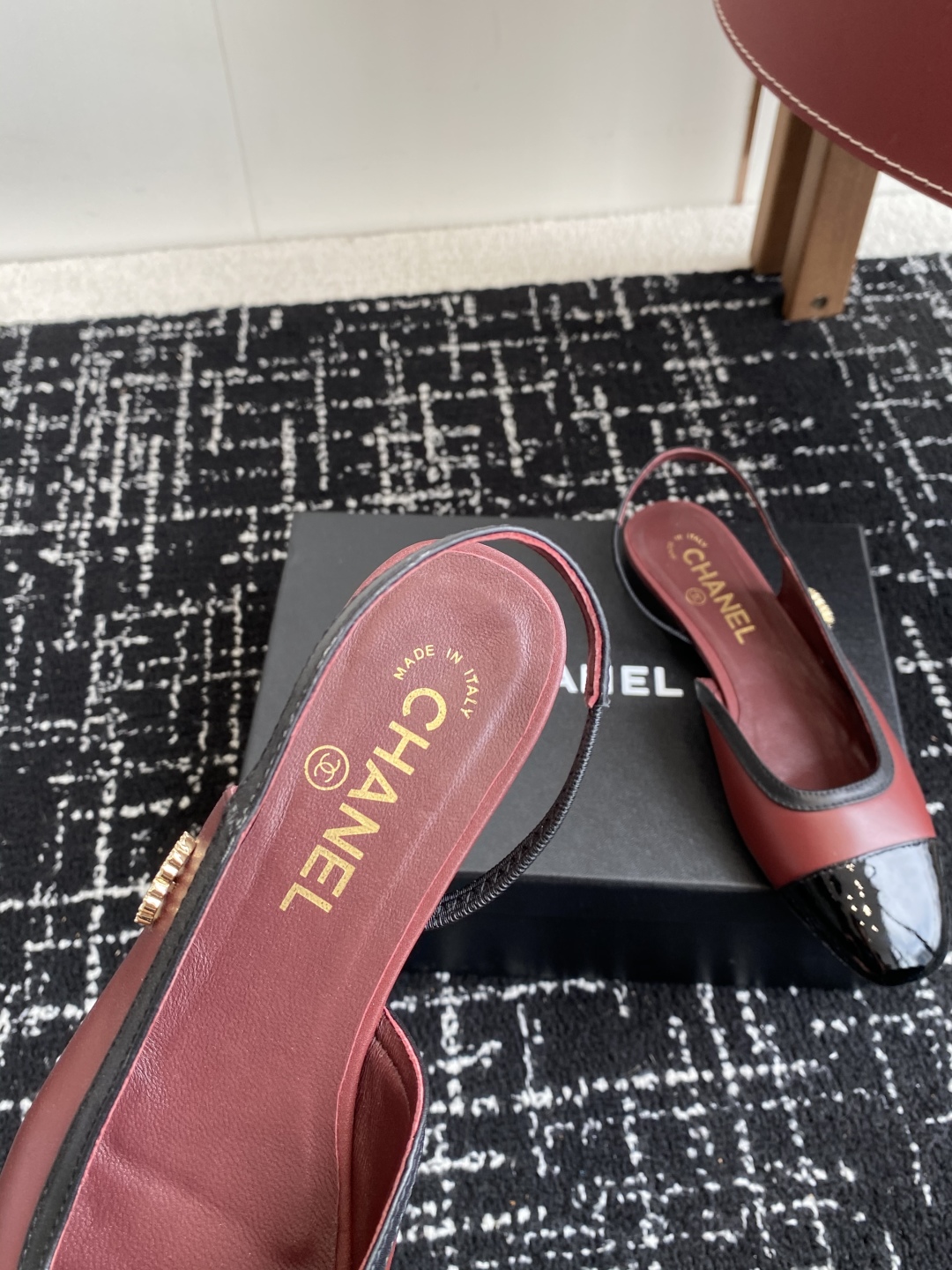 代购级
CHANEL小香 25ss 早春新款 平底 后空 玛丽珍单鞋，复古法式优雅感，高级感十足 

香