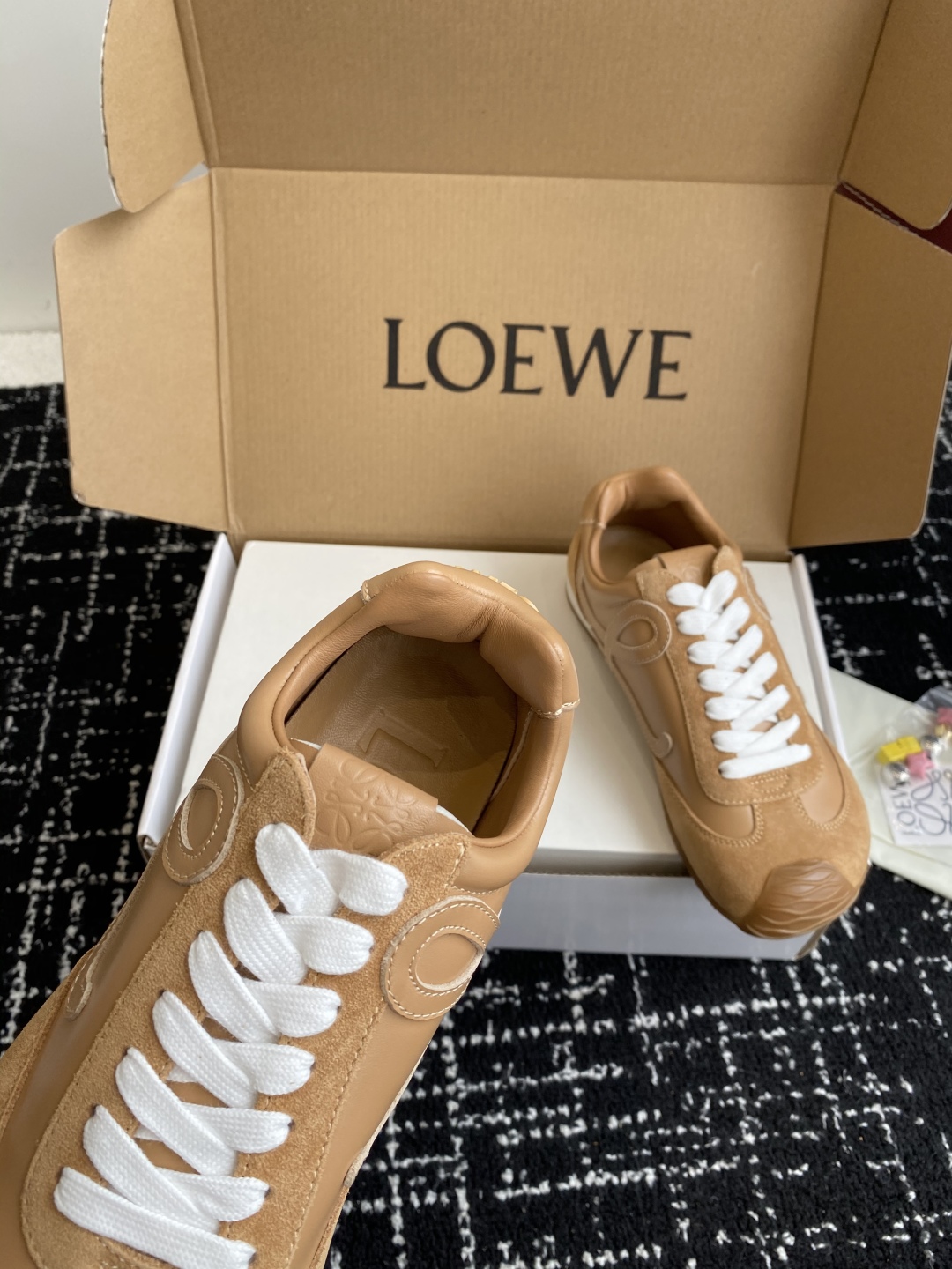 代购级 P扣子加20 （官网同步✈️盒包装）
Loewe 2025巴黎时装周新balletrunner 