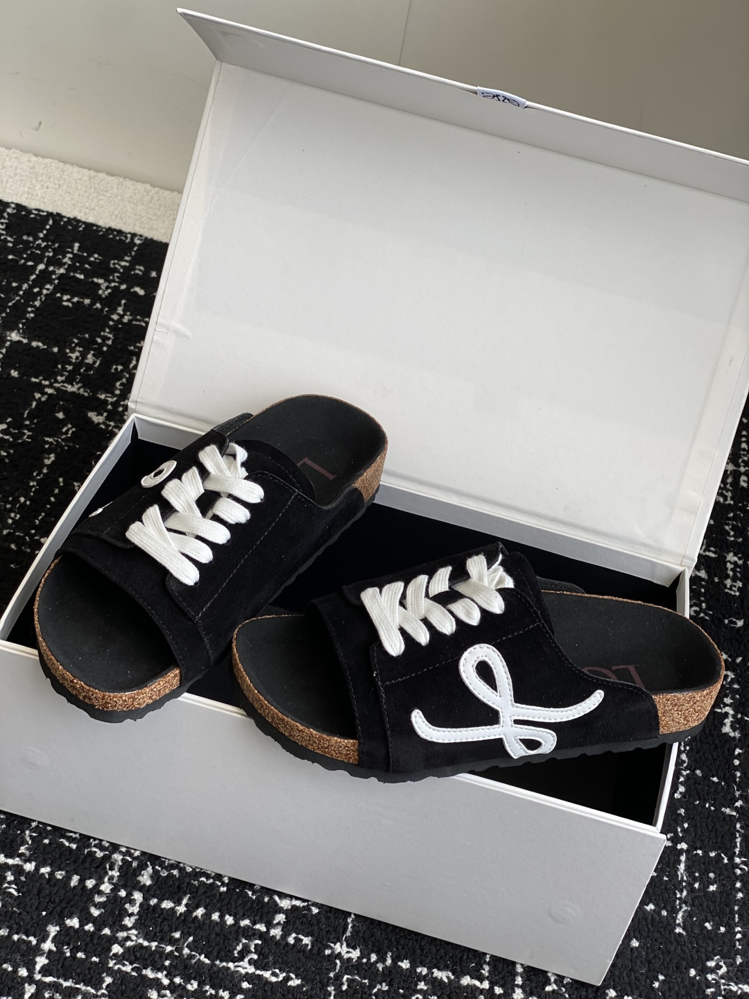 Loewe 25SS Spring/Summer Slides: Stylish Comfort for Couples 4 cmp i1746972793721 5642 0 2
