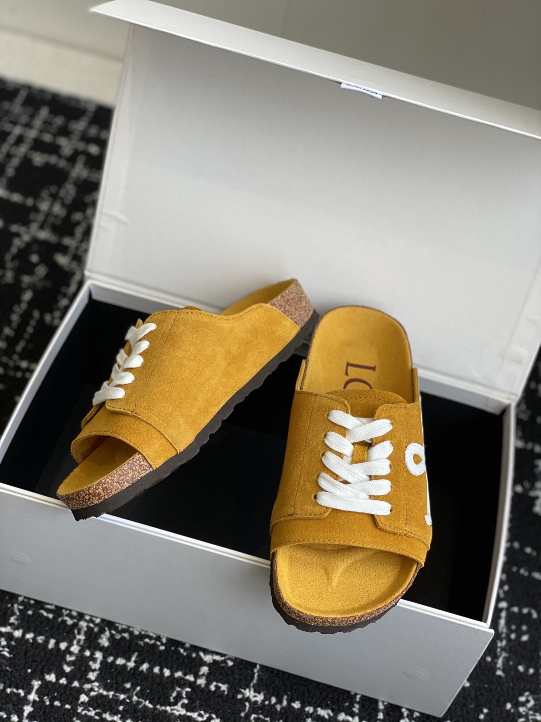 代购级
LOEWE 25ss 春夏系列 情侣款 拖鞋这个品牌刚出我就心动了

代购找很久才买到货，真的一
