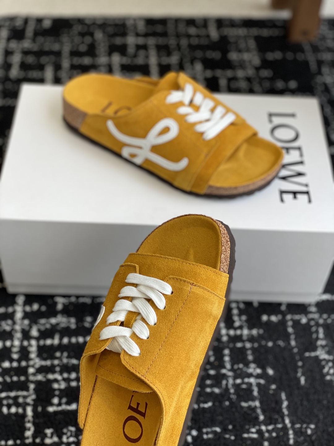 代购级
LOEWE 25ss 春夏系列 情侣款 拖鞋这个品牌刚出我就心动了

代购找很久才买到货，真的一