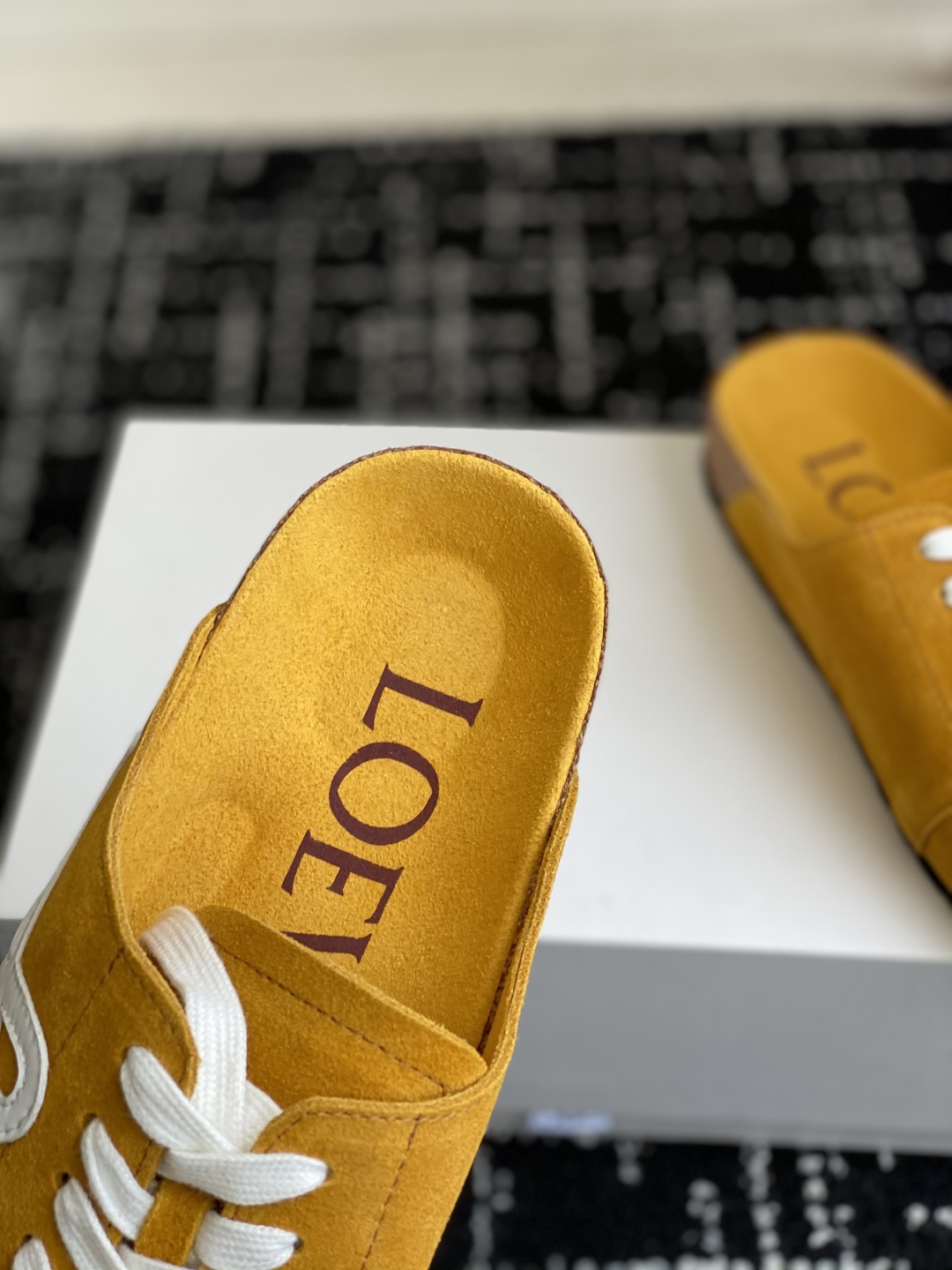 代购级
LOEWE 25ss 春夏系列 情侣款 拖鞋这个品牌刚出我就心动了

代购找很久才买到货，真的一