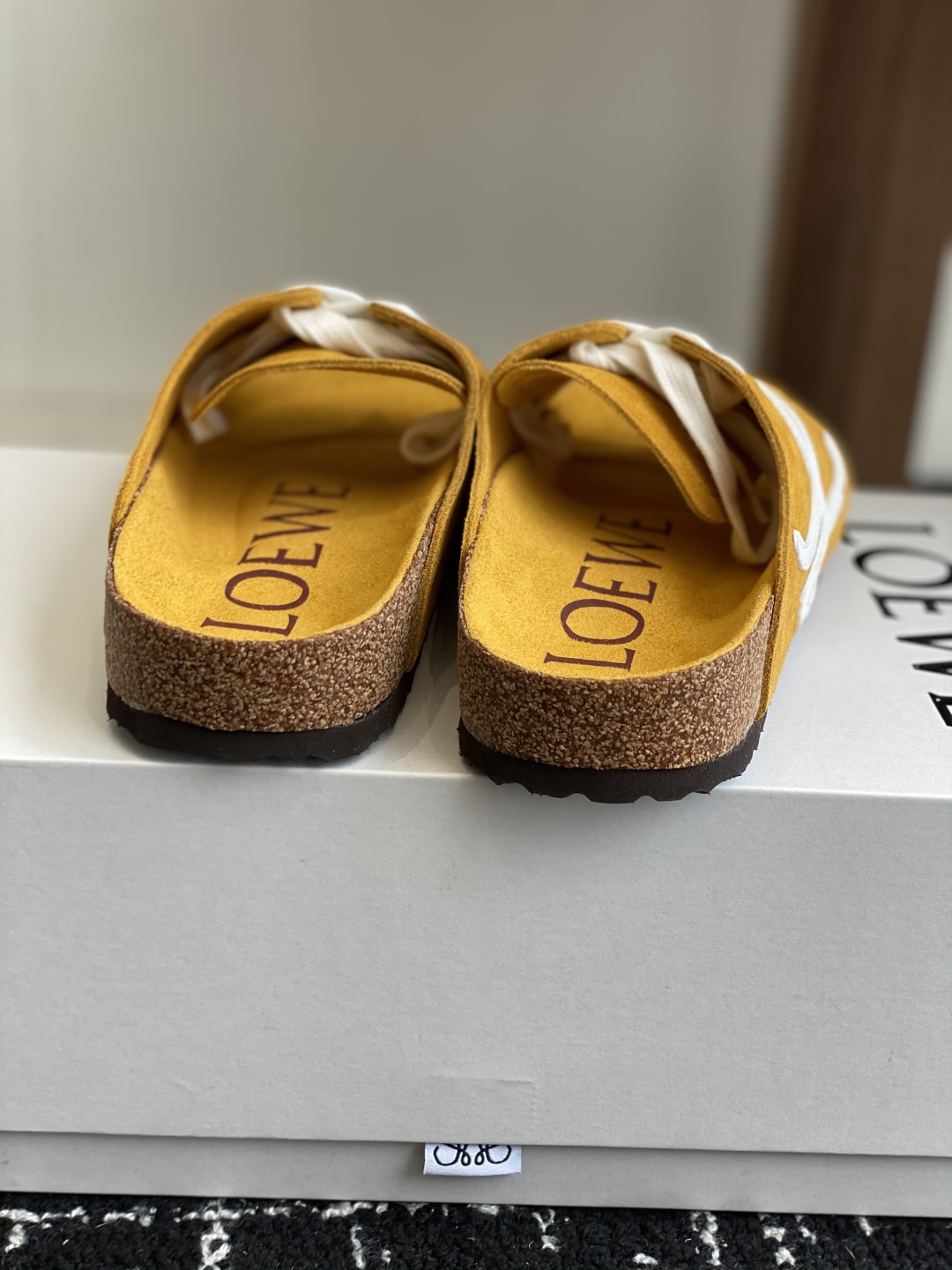 代购级
LOEWE 25ss 春夏系列 情侣款 拖鞋这个品牌刚出我就心动了

代购找很久才买到货，真的一