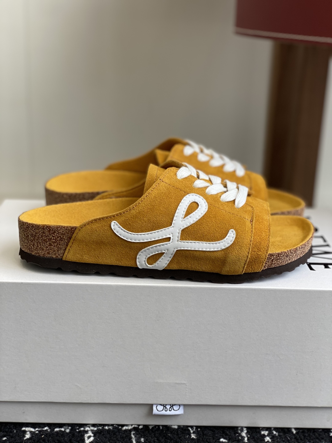 代购级
LOEWE 25ss 春夏系列 情侣款 拖鞋这个品牌刚出我就心动了

代购找很久才买到货，真的一
