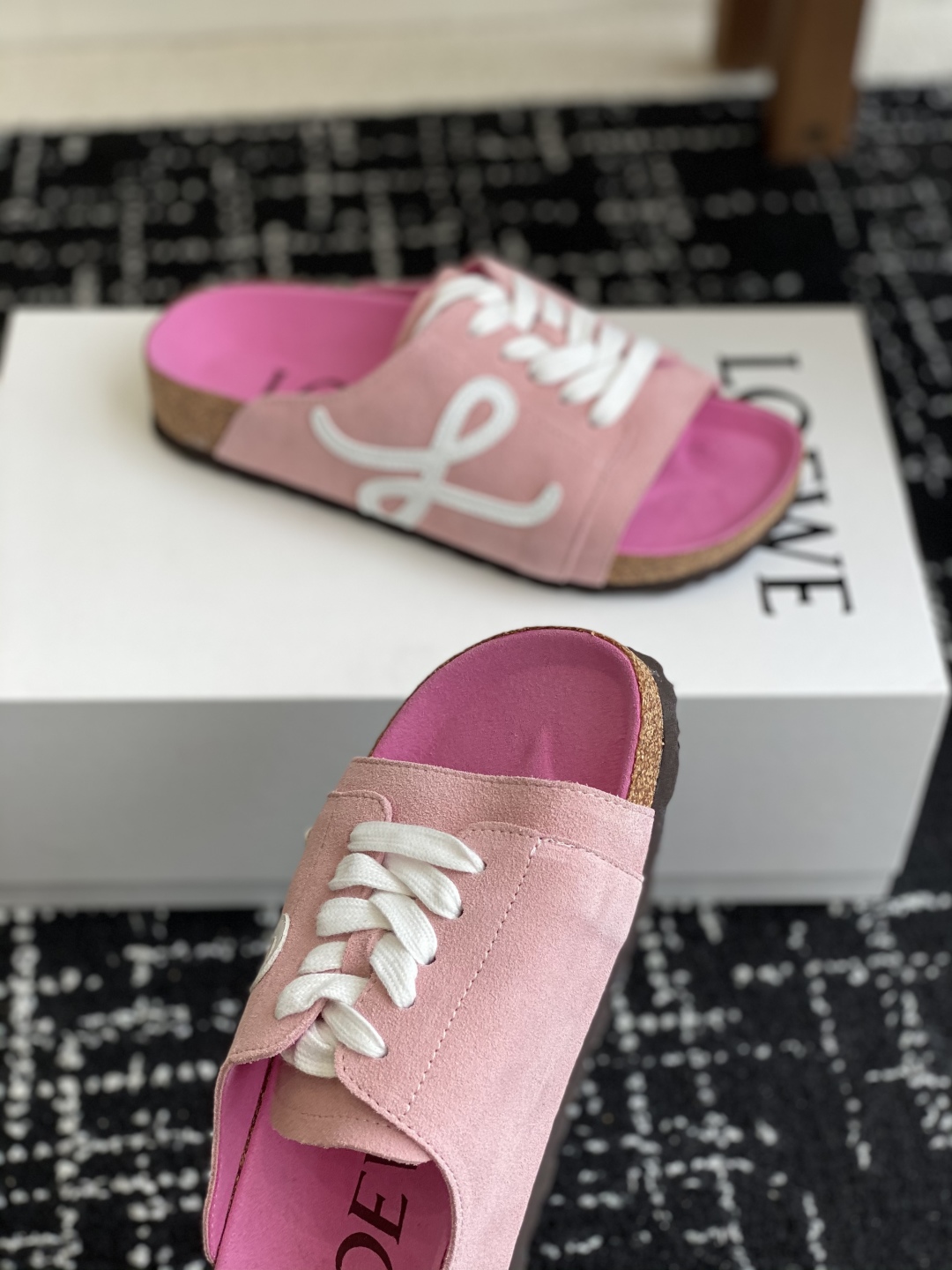 代购级
LOEWE 25ss 春夏系列 情侣款 拖鞋这个品牌刚出我就心动了

代购找很久才买到货，真的一