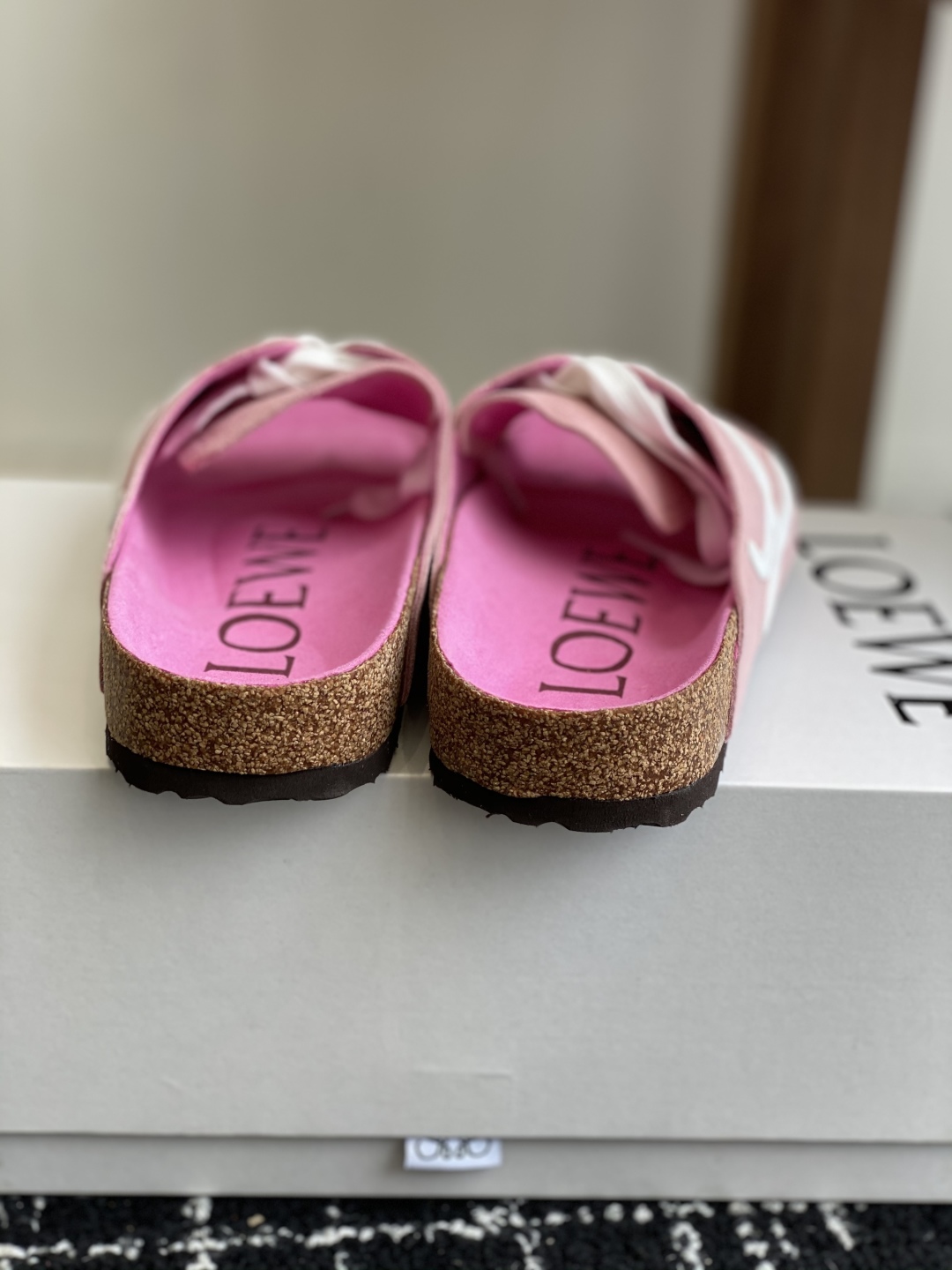 代购级
LOEWE 25ss 春夏系列 情侣款 拖鞋这个品牌刚出我就心动了

代购找很久才买到货，真的一