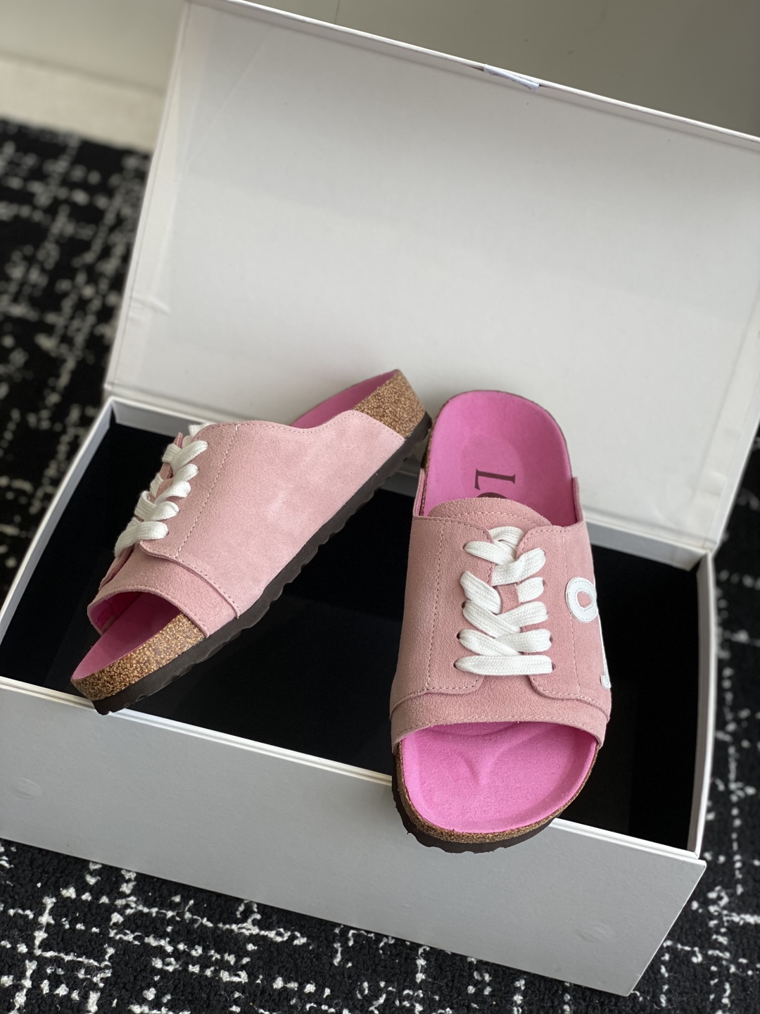 代购级
LOEWE 25ss 春夏系列 情侣款 拖鞋这个品牌刚出我就心动了

代购找很久才买到货，真的一
