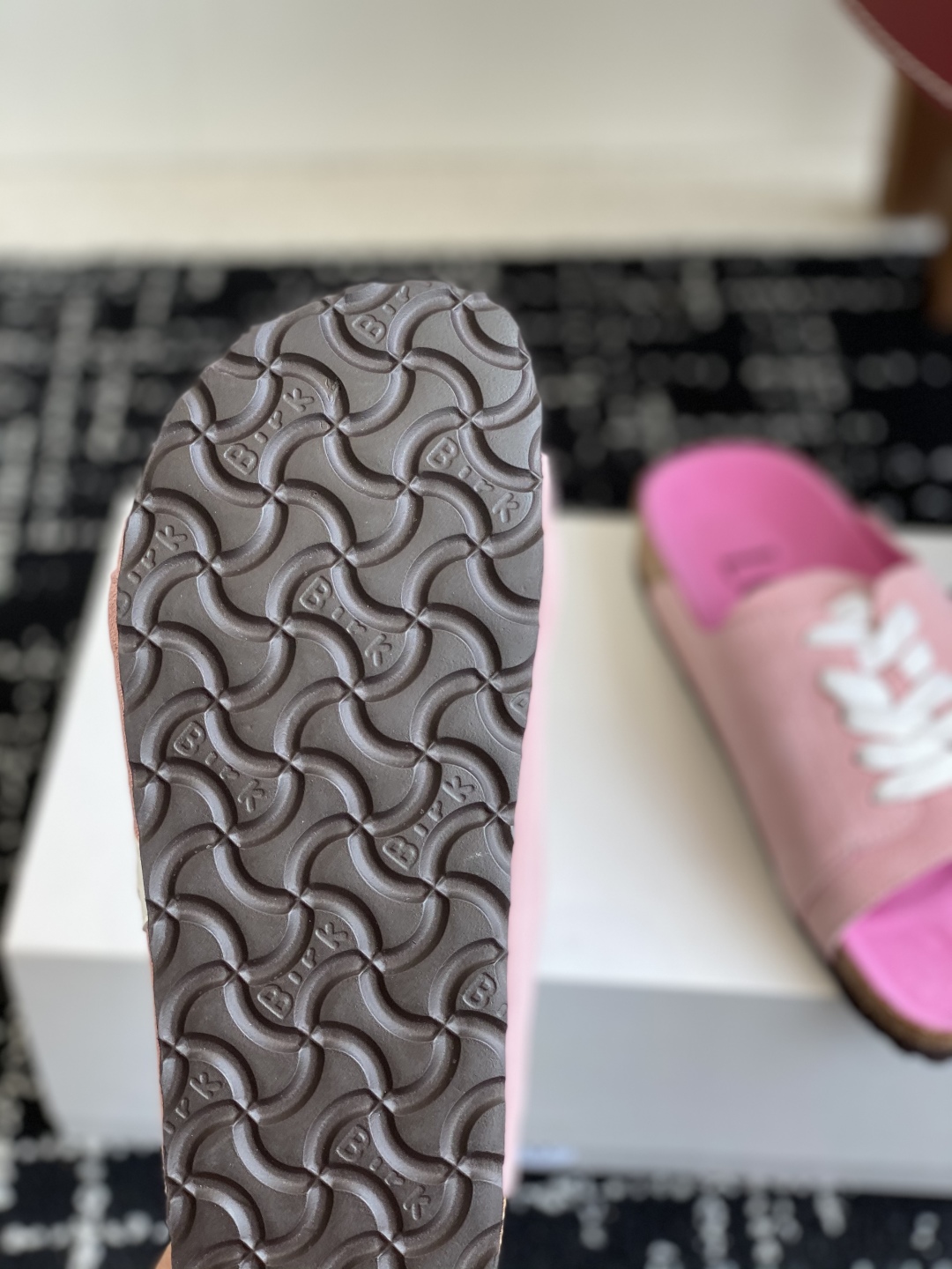 代购级
LOEWE 25ss 春夏系列 情侣款 拖鞋这个品牌刚出我就心动了

代购找很久才买到货，真的一
