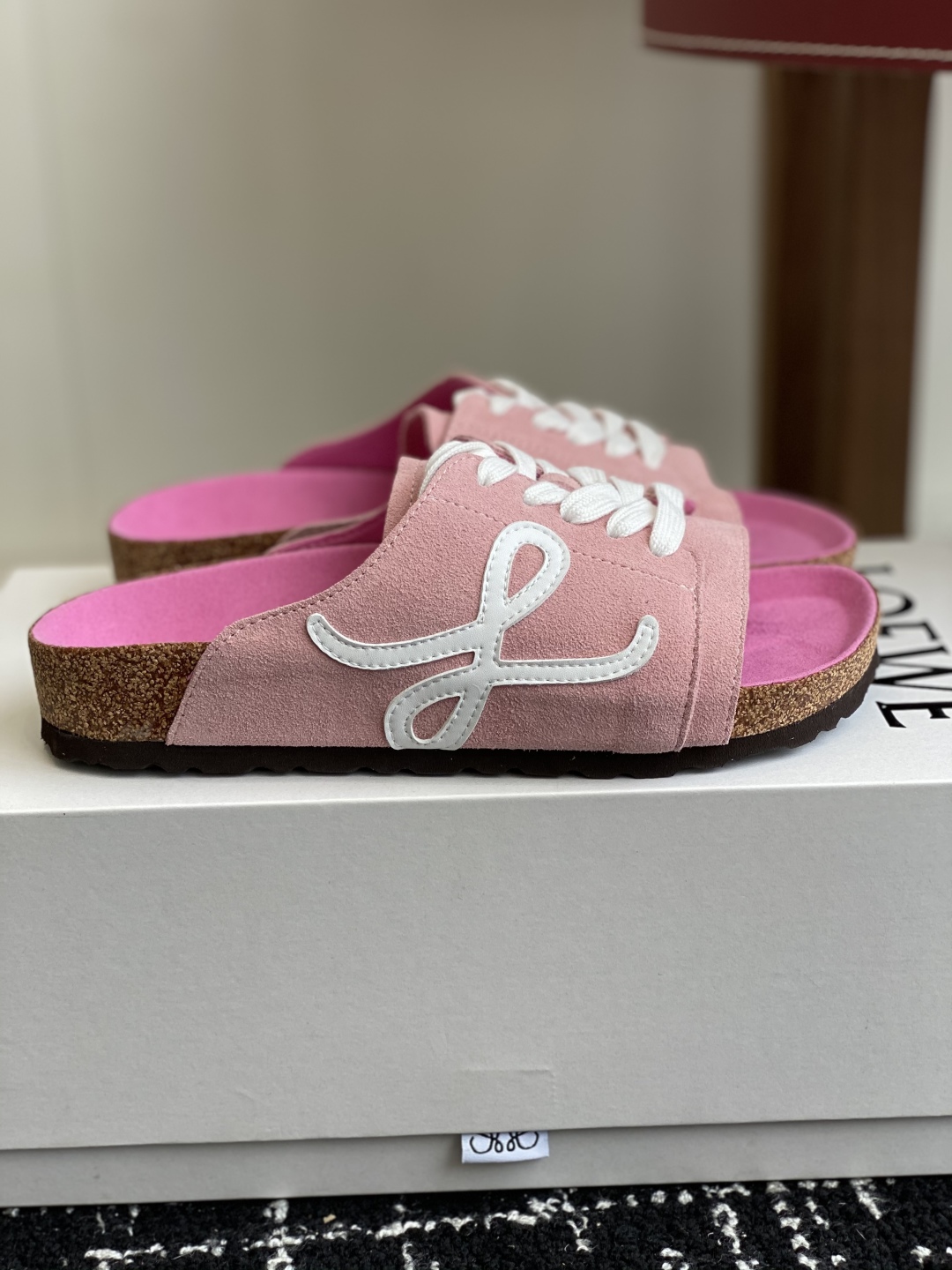 代购级
LOEWE 25ss 春夏系列 情侣款 拖鞋这个品牌刚出我就心动了

代购找很久才买到货，真的一