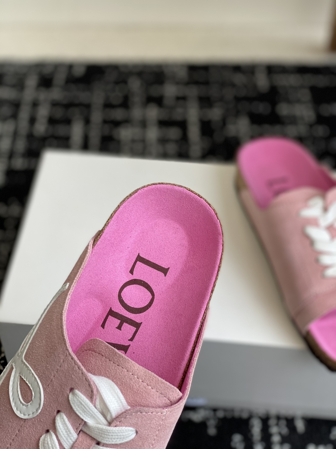 代购级
LOEWE 25ss 春夏系列 情侣款 拖鞋这个品牌刚出我就心动了

代购找很久才买到货，真的一