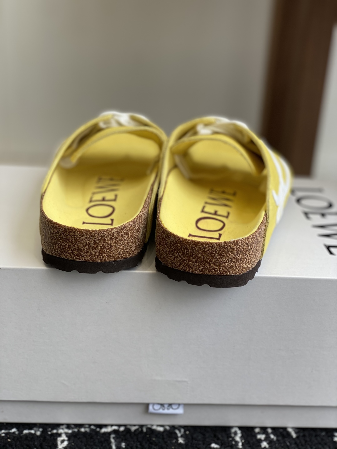 代购级
LOEWE 25ss 春夏系列 情侣款 拖鞋这个品牌刚出我就心动了

代购找很久才买到货，真的一
