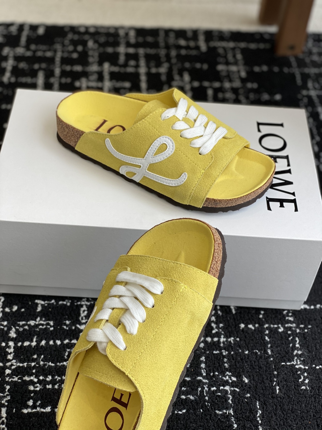 代购级
LOEWE 25ss 春夏系列 情侣款 拖鞋这个品牌刚出我就心动了

代购找很久才买到货，真的一