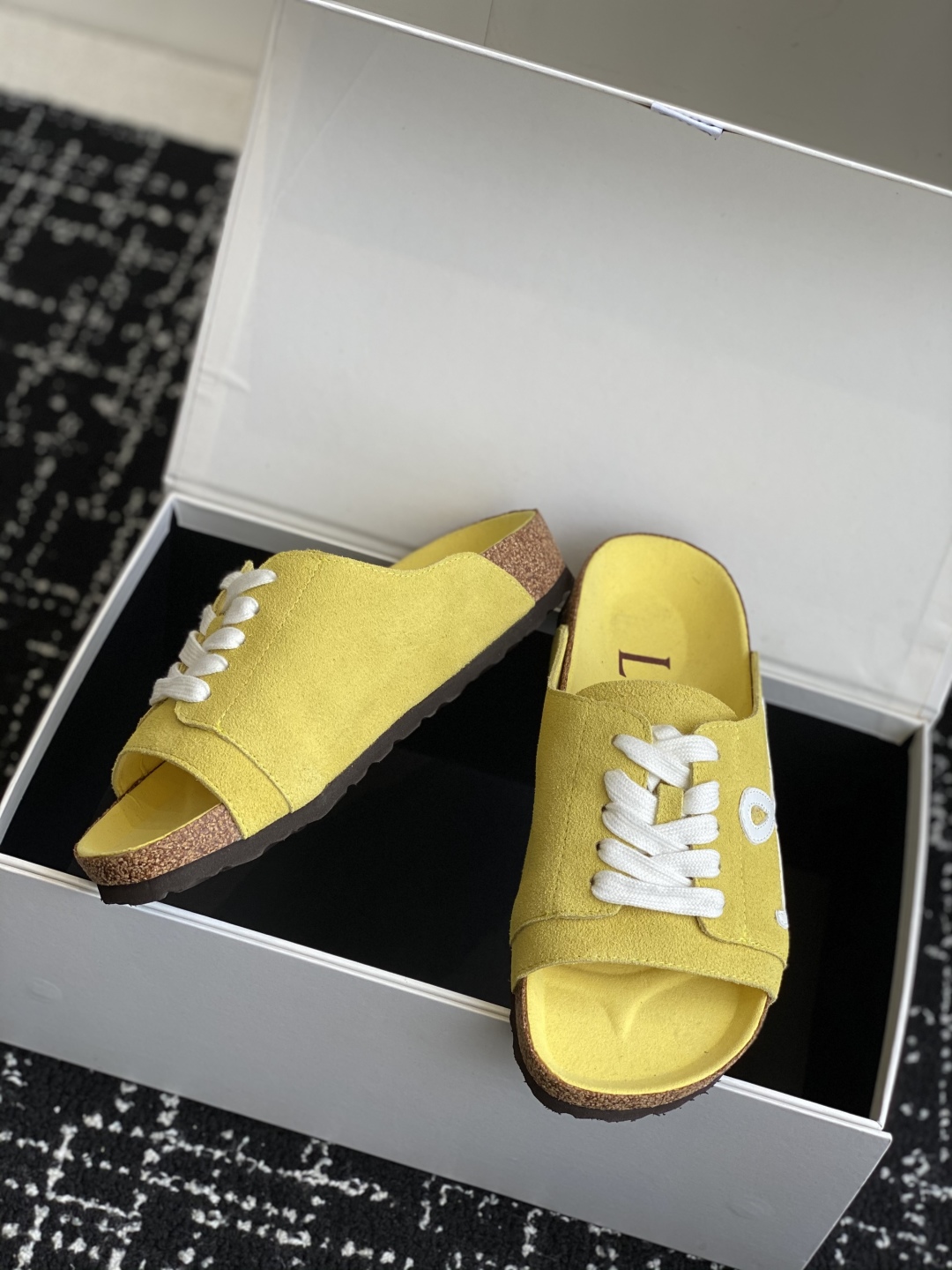 代购级
LOEWE 25ss 春夏系列 情侣款 拖鞋这个品牌刚出我就心动了

代购找很久才买到货，真的一