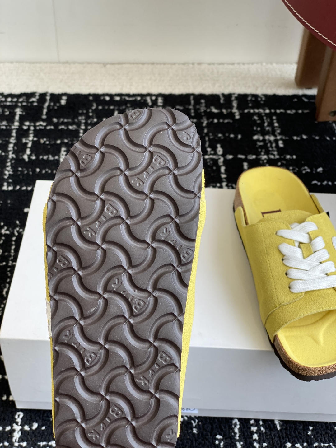 代购级
LOEWE 25ss 春夏系列 情侣款 拖鞋这个品牌刚出我就心动了

代购找很久才买到货，真的一