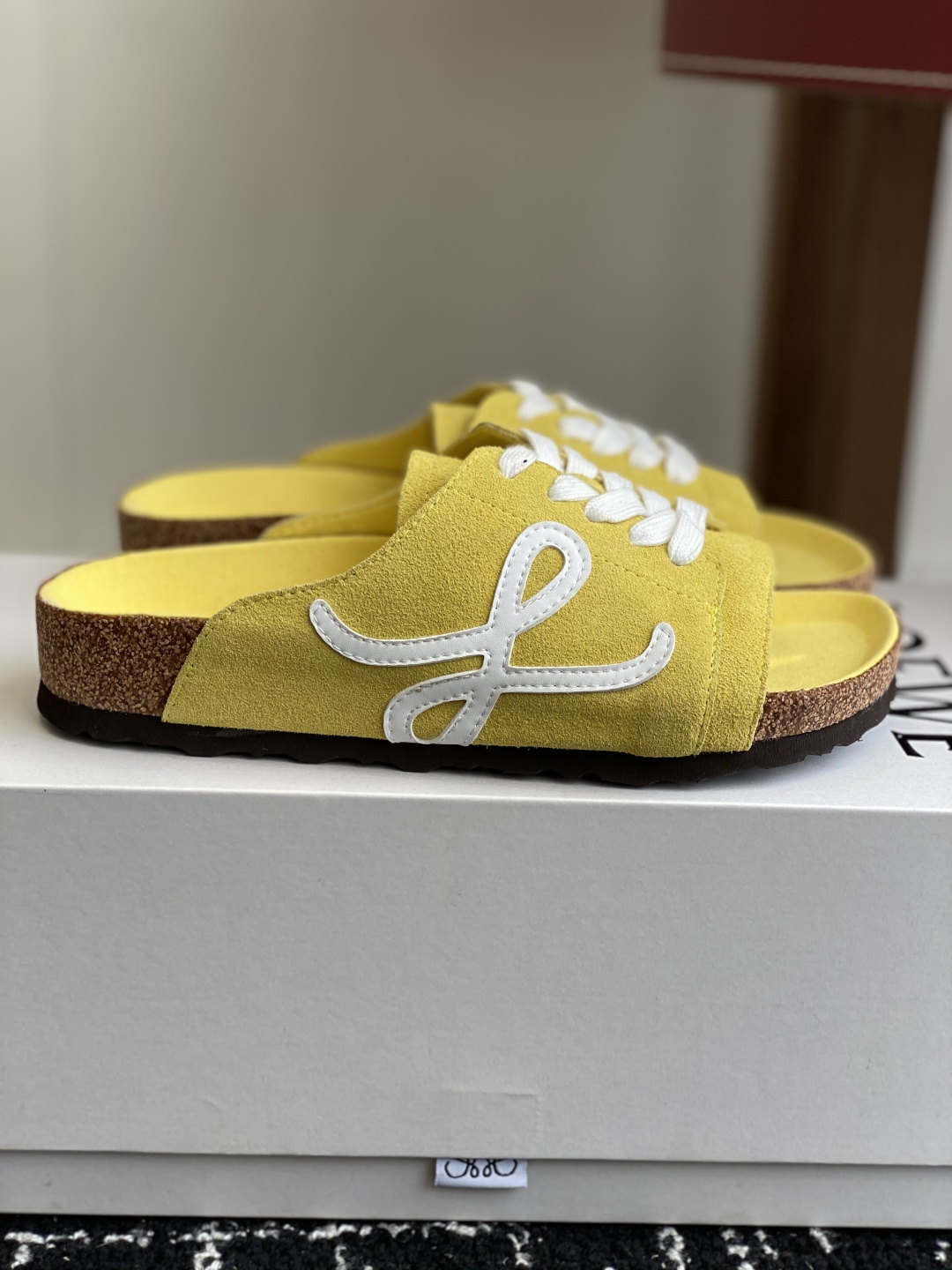 代购级
LOEWE 25ss 春夏系列 情侣款 拖鞋这个品牌刚出我就心动了

代购找很久才买到货，真的一