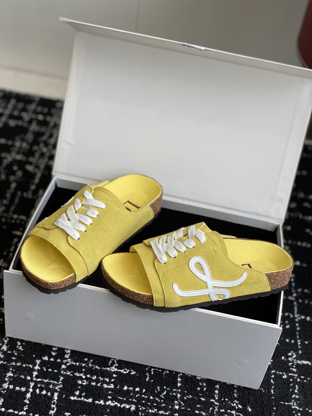 代购级
LOEWE 25ss 春夏系列 情侣款 拖鞋这个品牌刚出我就心动了

代购找很久才买到货，真的一