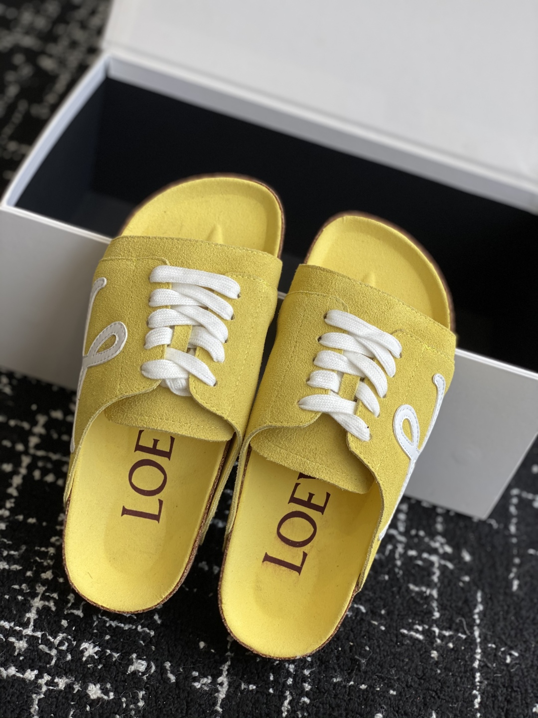 代购级
LOEWE 25ss 春夏系列 情侣款 拖鞋这个品牌刚出我就心动了

代购找很久才买到货，真的一