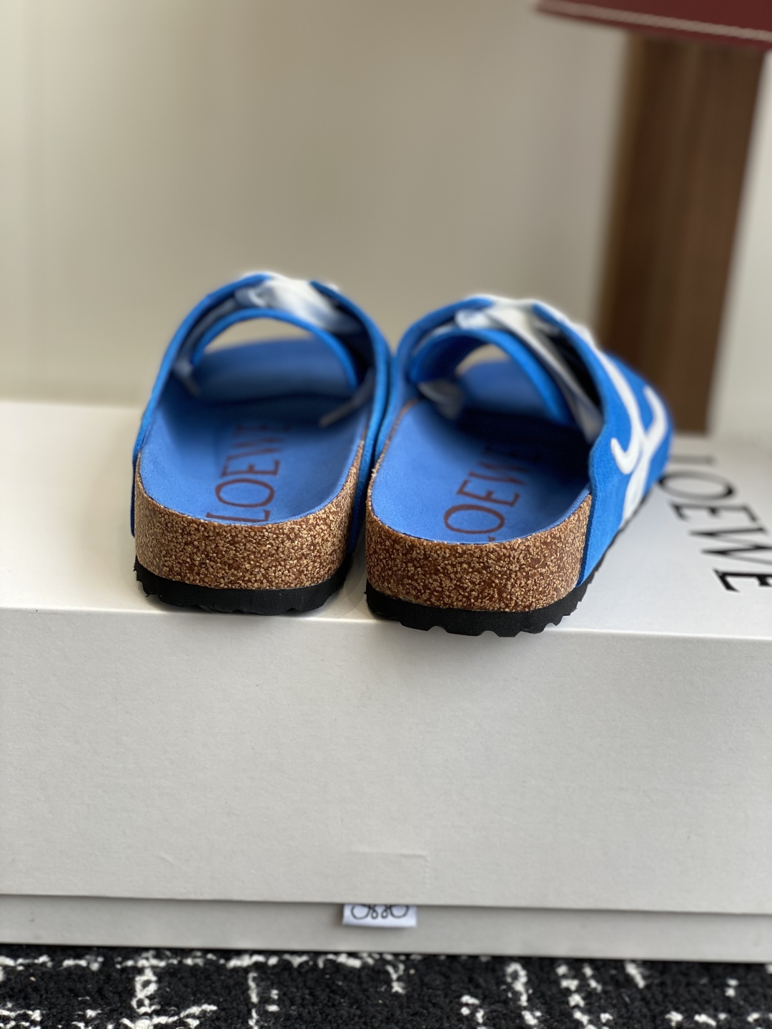 代购级
LOEWE 25ss 春夏系列 情侣款 拖鞋这个品牌刚出我就心动了

代购找很久才买到货，真的一