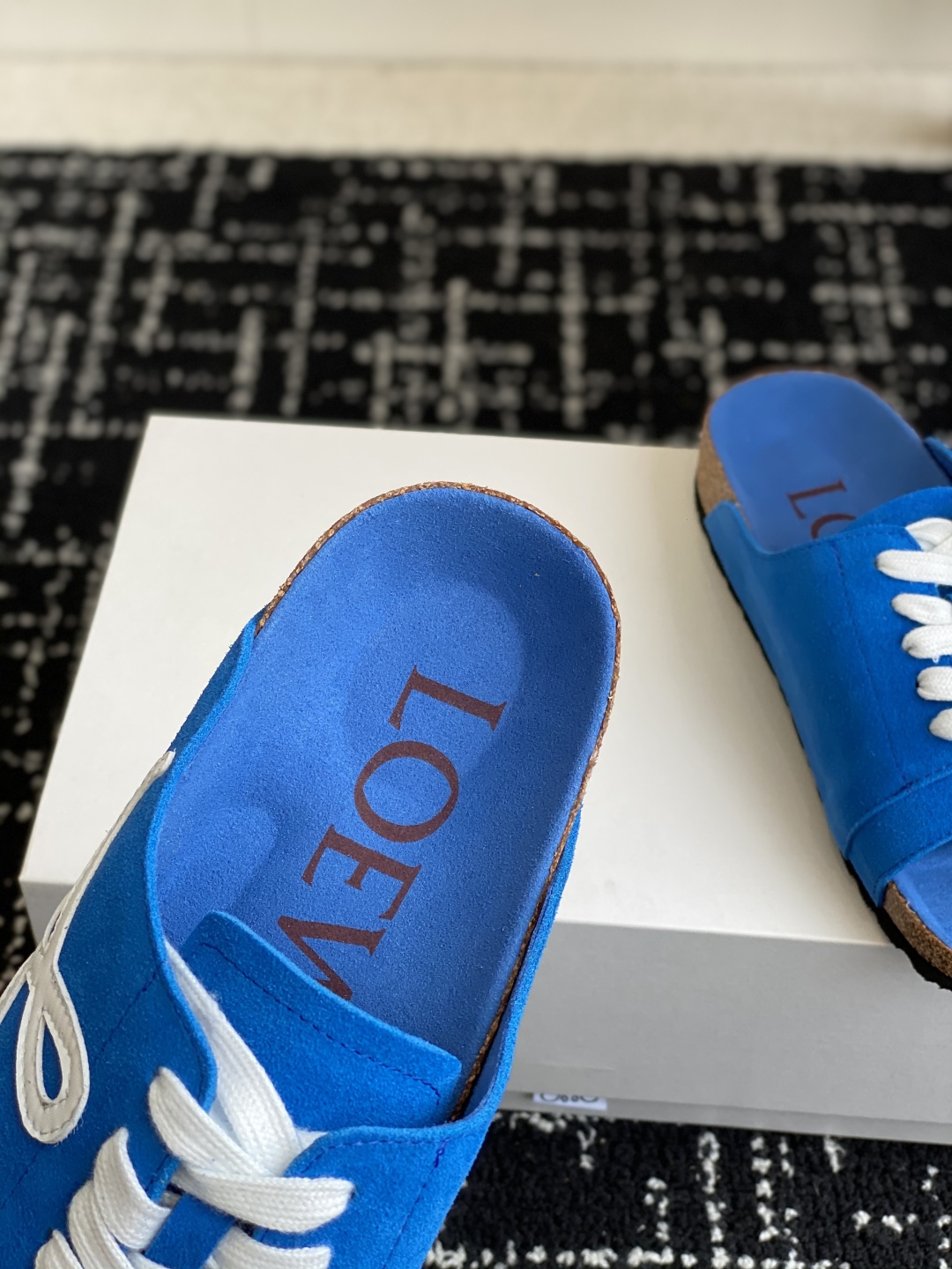 代购级
LOEWE 25ss 春夏系列 情侣款 拖鞋这个品牌刚出我就心动了

代购找很久才买到货，真的一