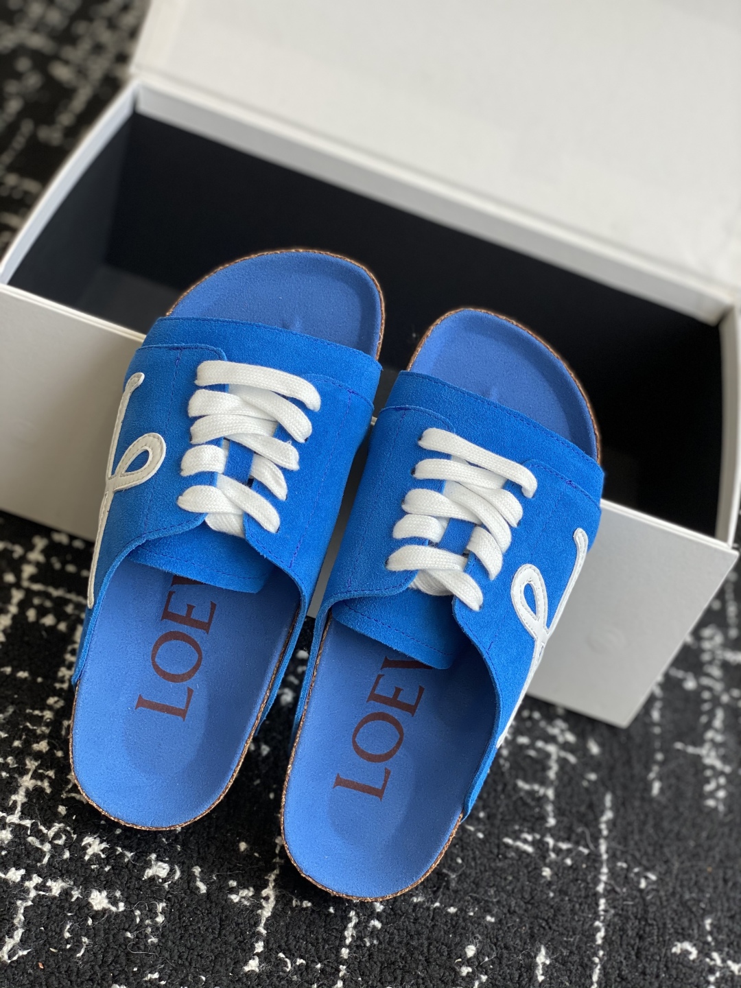 代购级
LOEWE 25ss 春夏系列 情侣款 拖鞋这个品牌刚出我就心动了

代购找很久才买到货，真的一