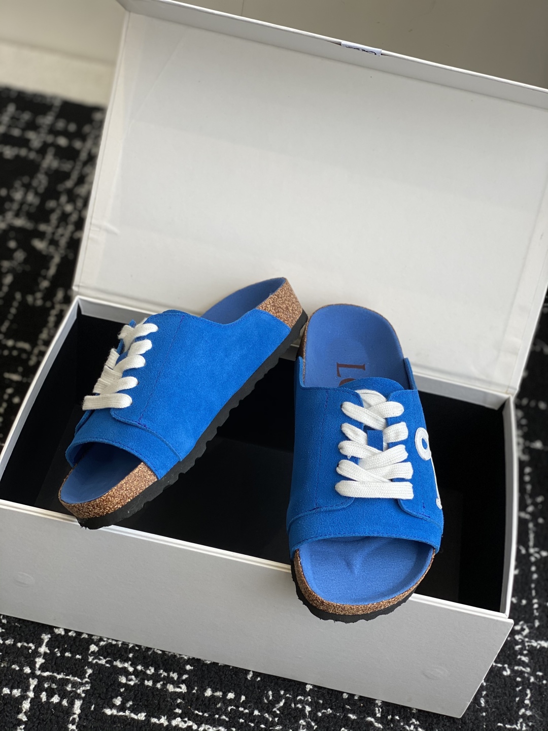 代购级
LOEWE 25ss 春夏系列 情侣款 拖鞋这个品牌刚出我就心动了

代购找很久才买到货，真的一