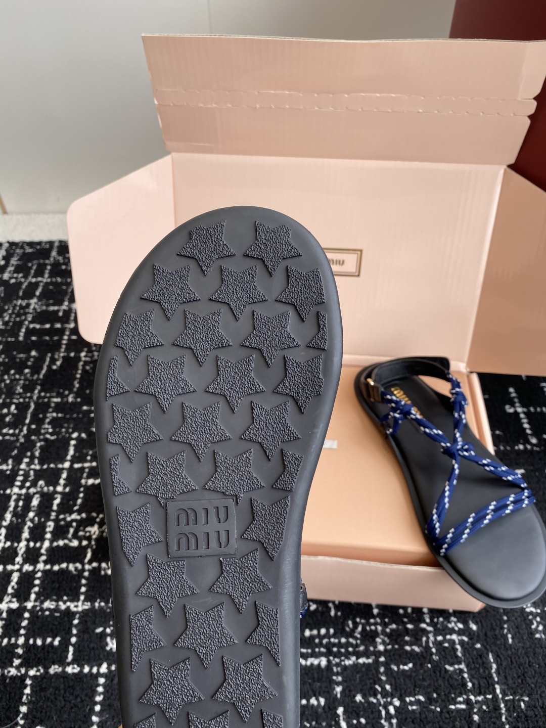 Miu Miu 25SS New Color Thong Sandals - Chic & Comfortable 10 cmp i1746973581173 923 0 8