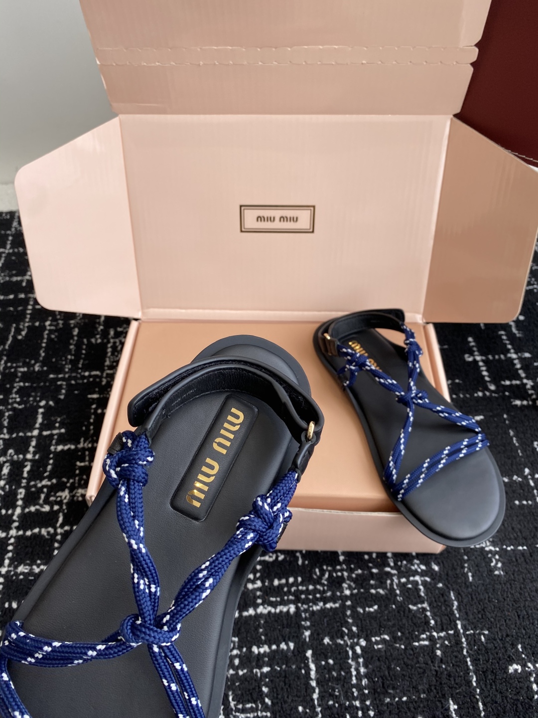 Miu Miu 25SS New Color Thong Sandals - Chic & Comfortable 8 cmp i1746973581177 8971 0 6