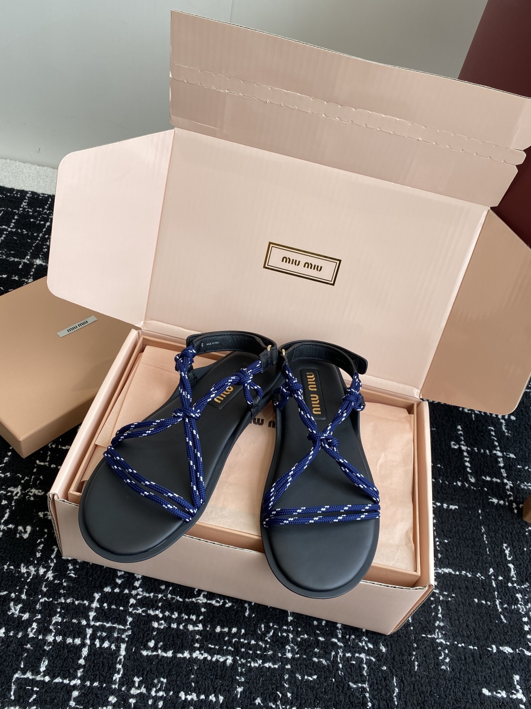 Miu Miu 25SS New Color Thong Sandals - Chic & Comfortable 6 cmp i1746973585370 8067 0 4